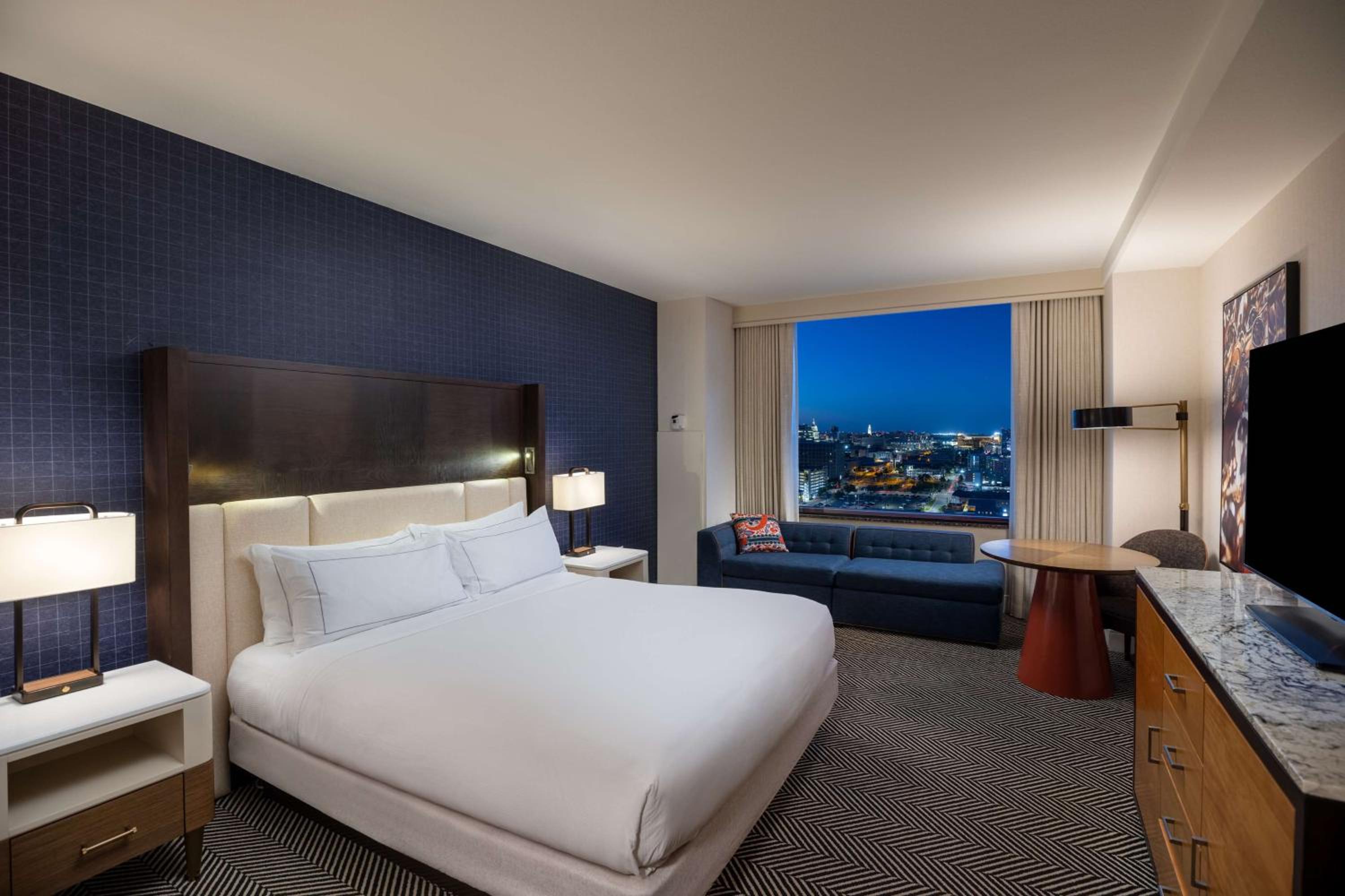 King Bed with City View - Photo 1