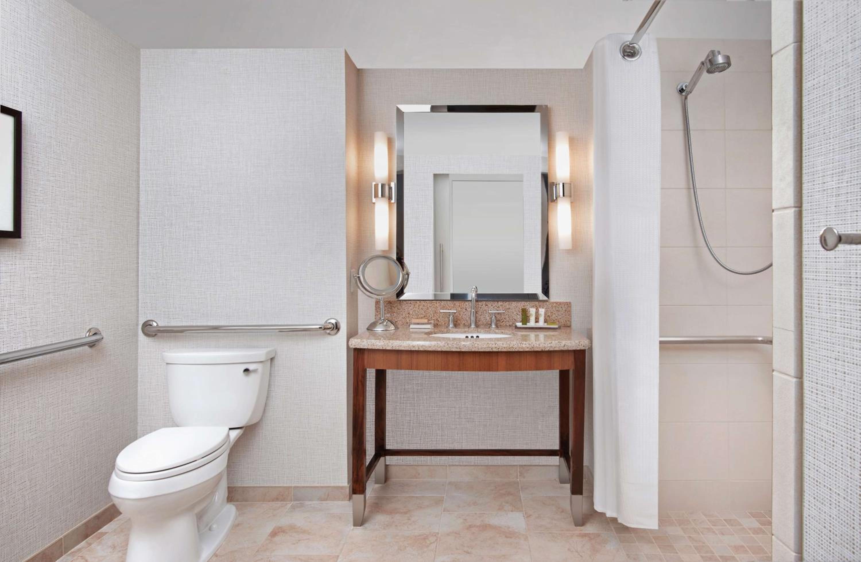 King Room with Roll-In Shower - Mobility Access - Photo 4