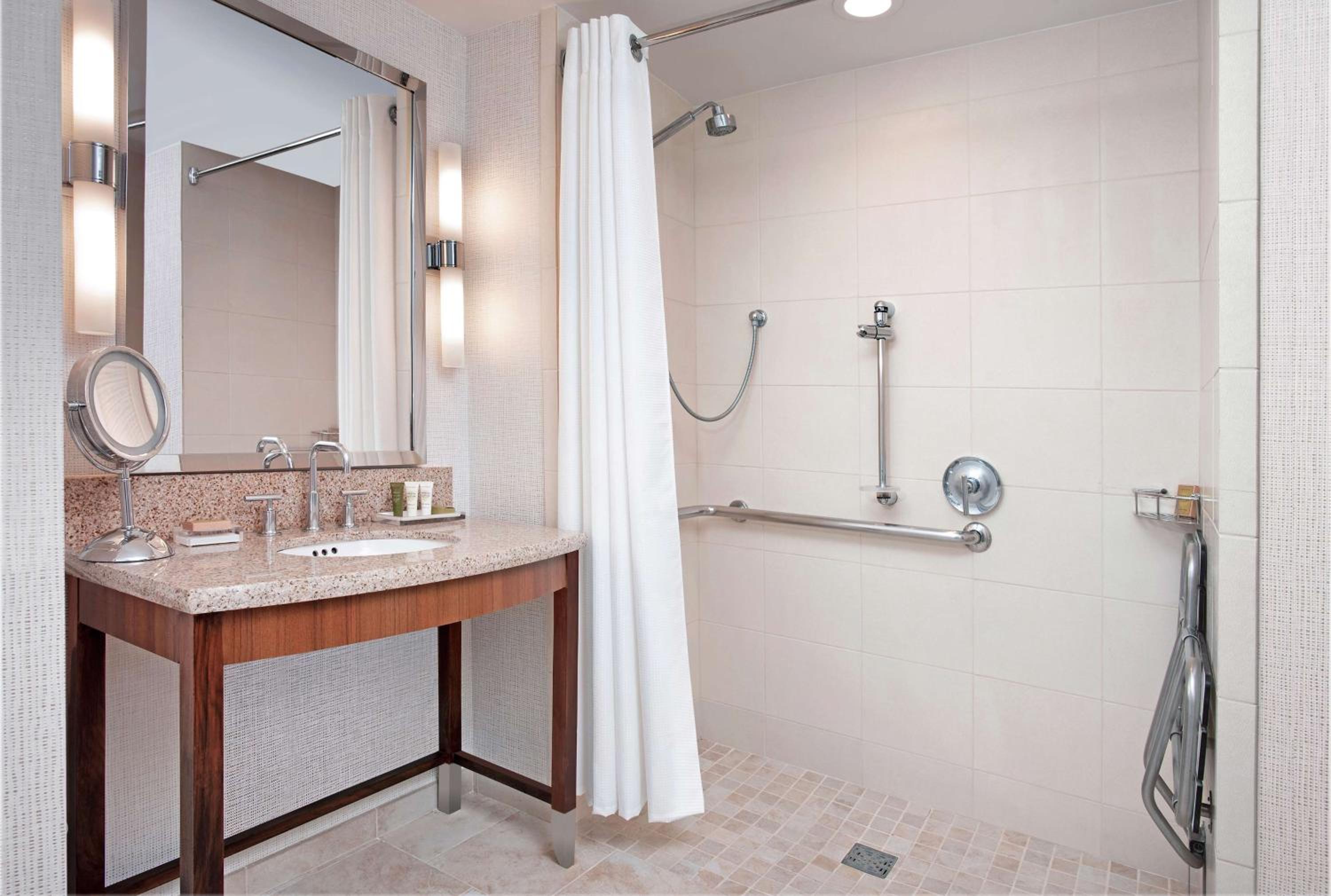 King Room with Roll-In Shower - Mobility Access - Photo 3