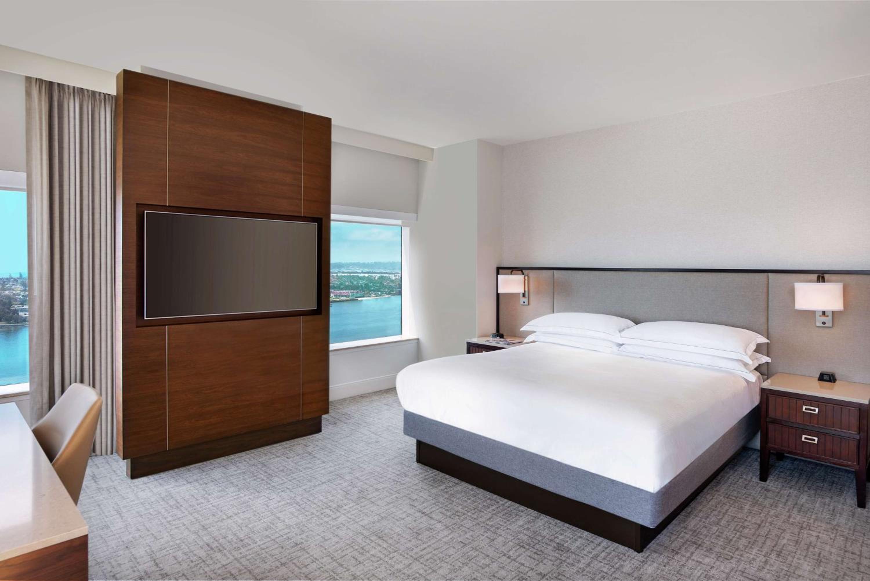 Corner Studio with King Bed and Panoramic View - Photo 1