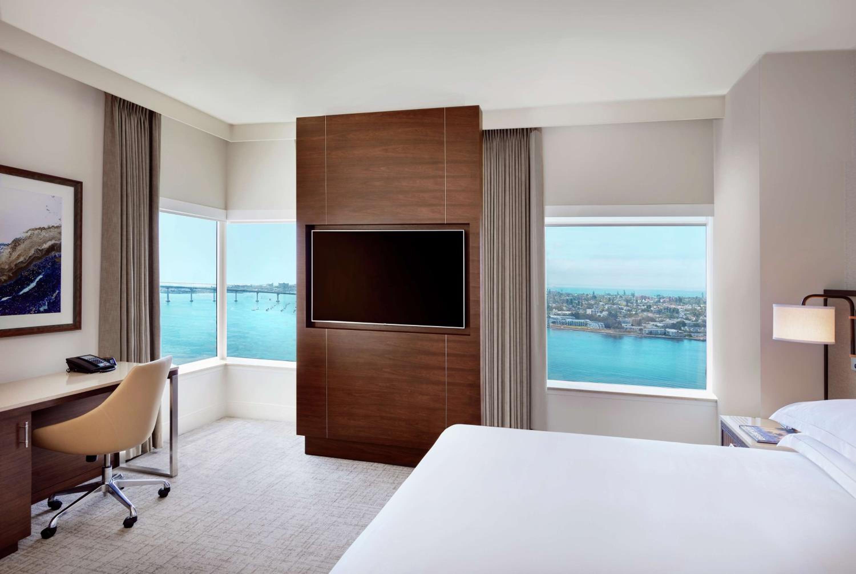 Corner Studio with King Bed and Panoramic View - Photo 3