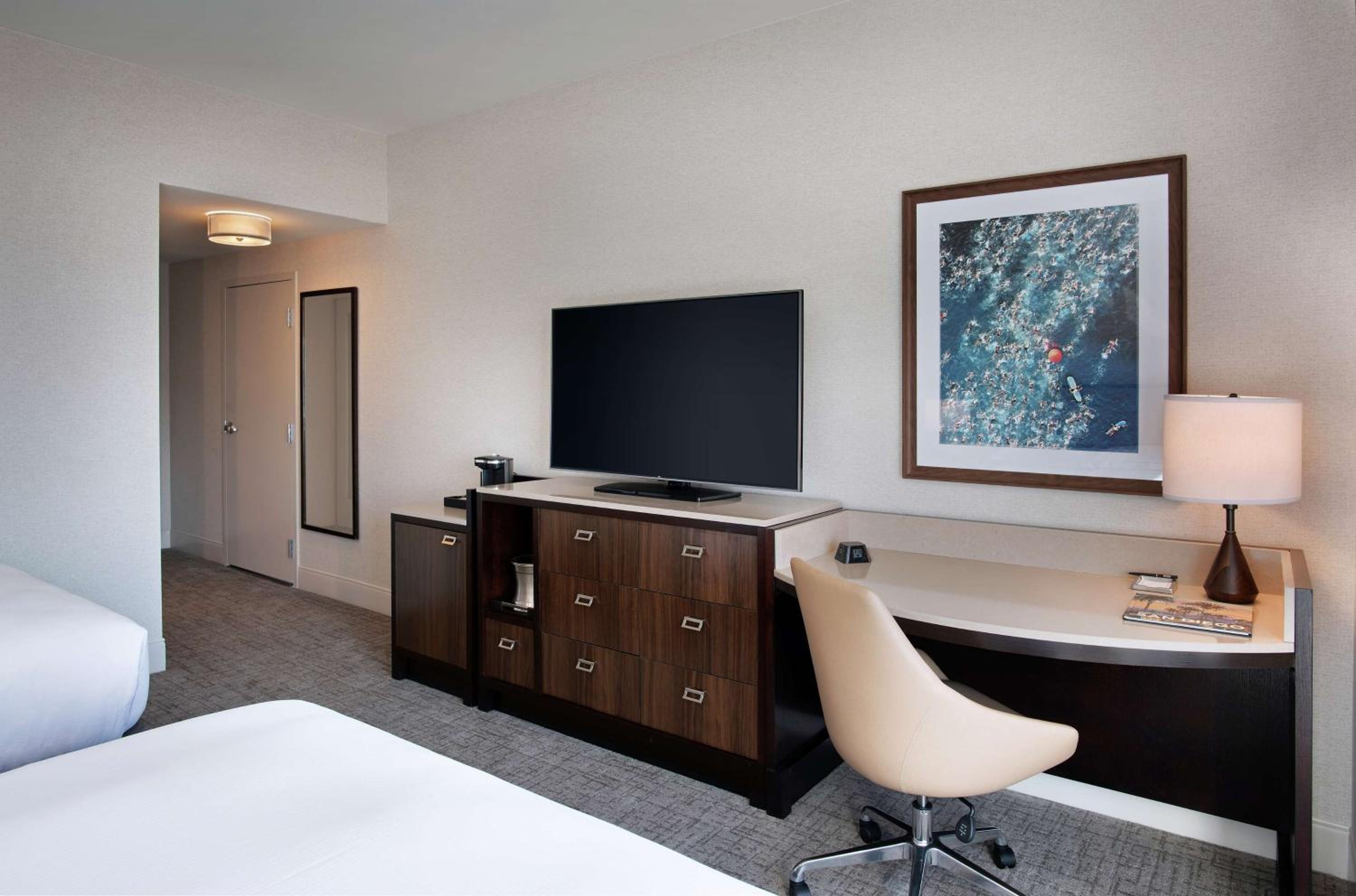 Queen Room with Two Queen Beds and Bath Tub - Mobility Accessible - Photo 3