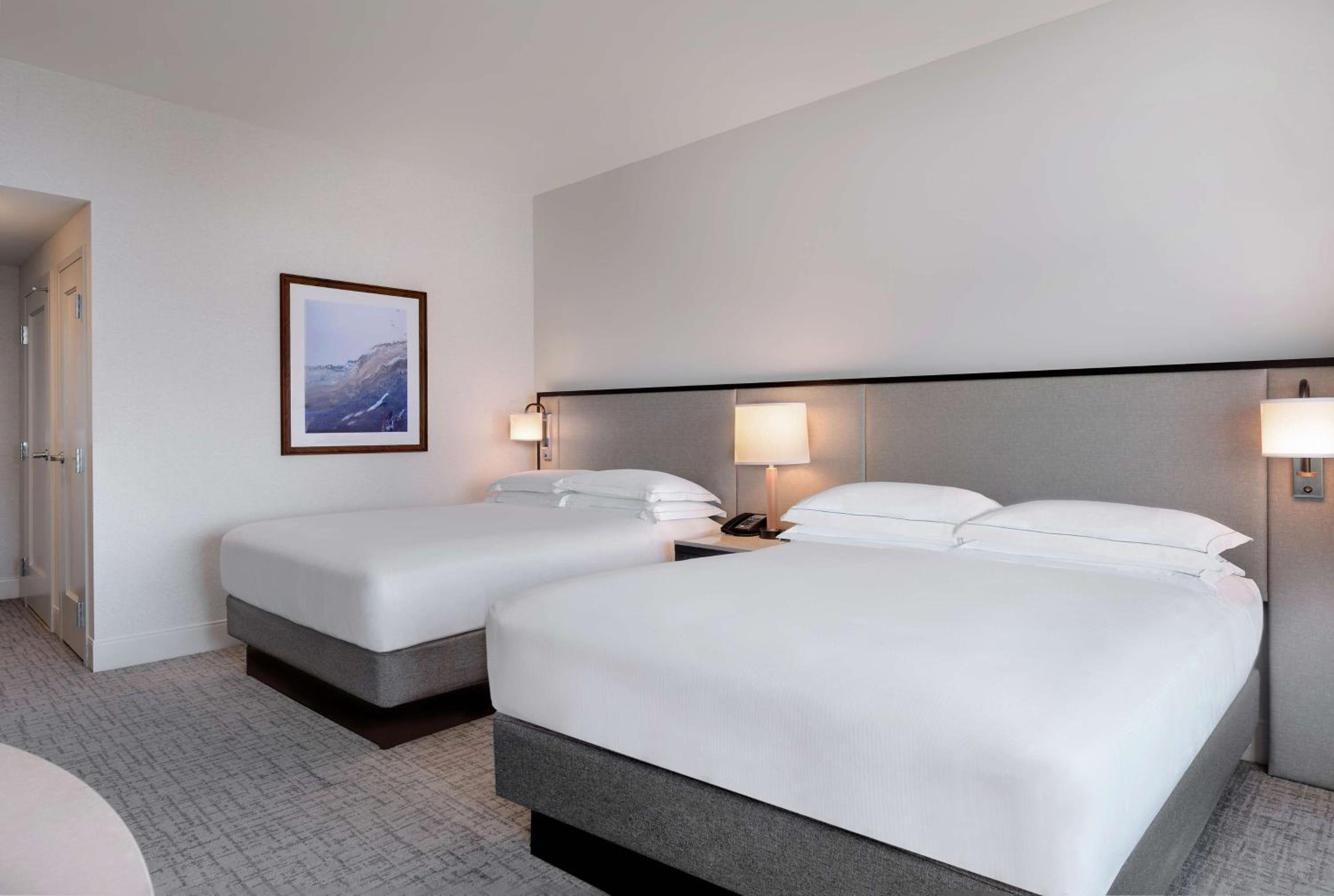 Queen Room with Two Queen Beds, Horizon Experience and Bay City View - Photo 3
