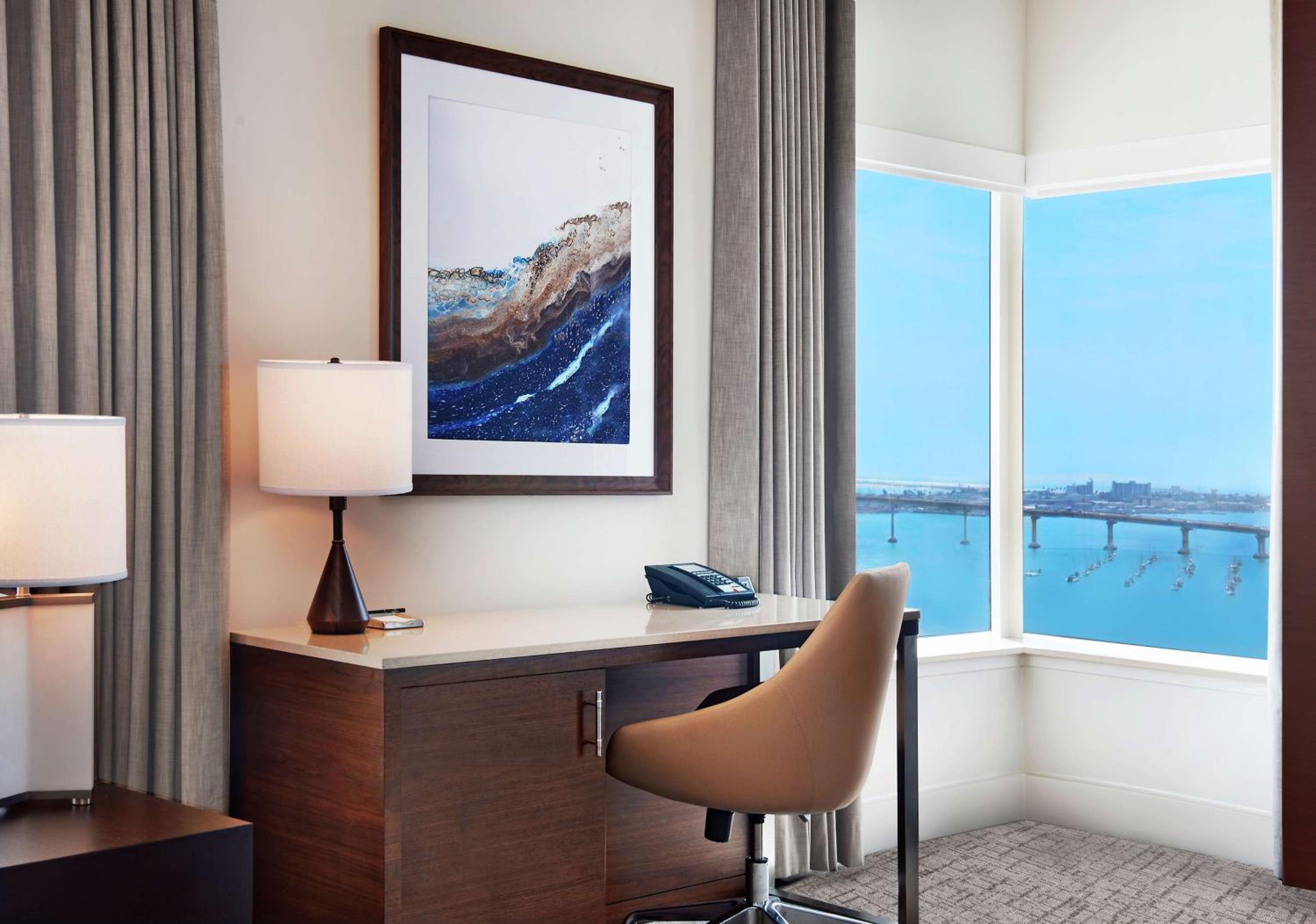 Corner Studio with King Bed and Panoramic View - Photo 4