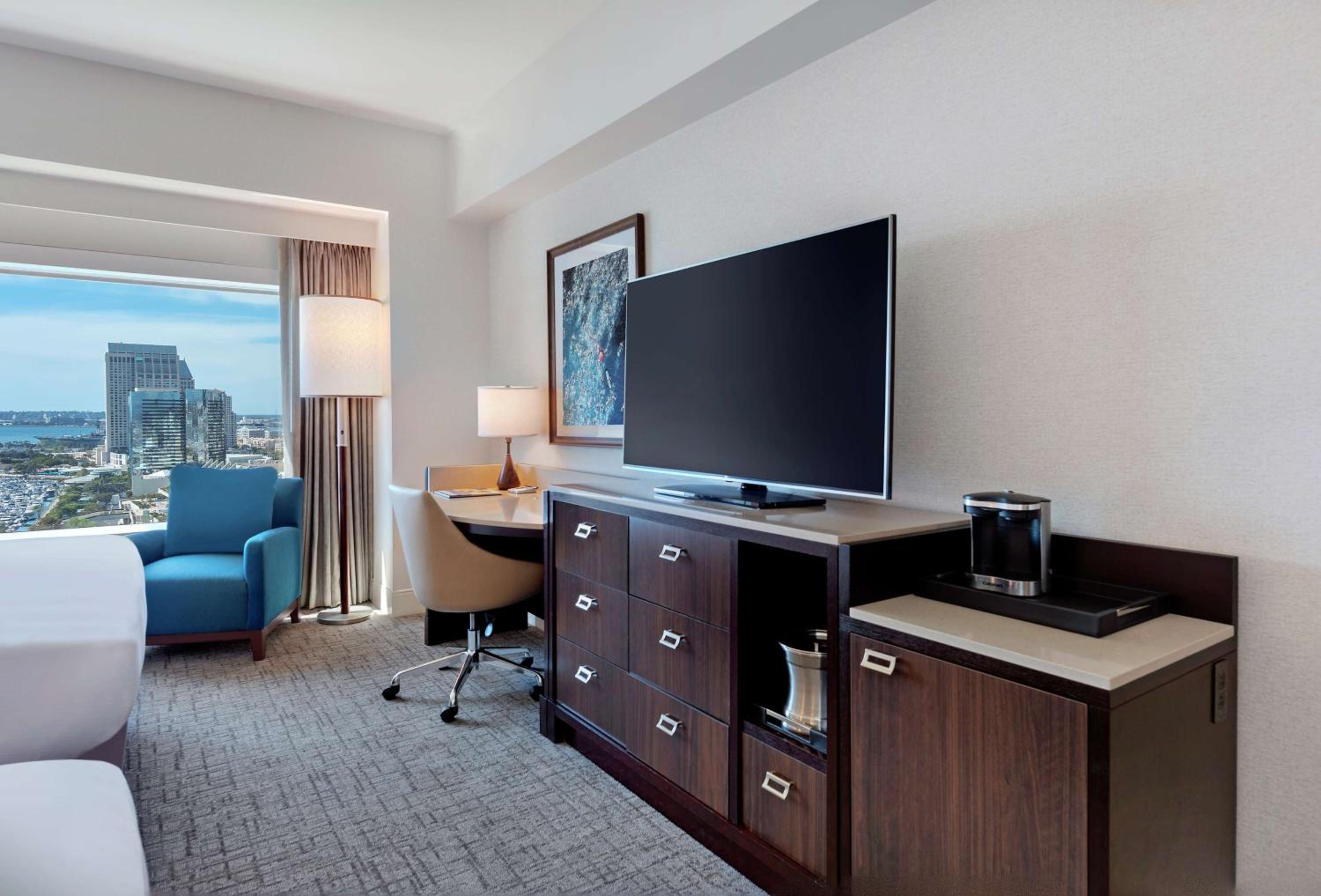 Queen Room with Two Queen Beds and Skyline View - Photo 4
