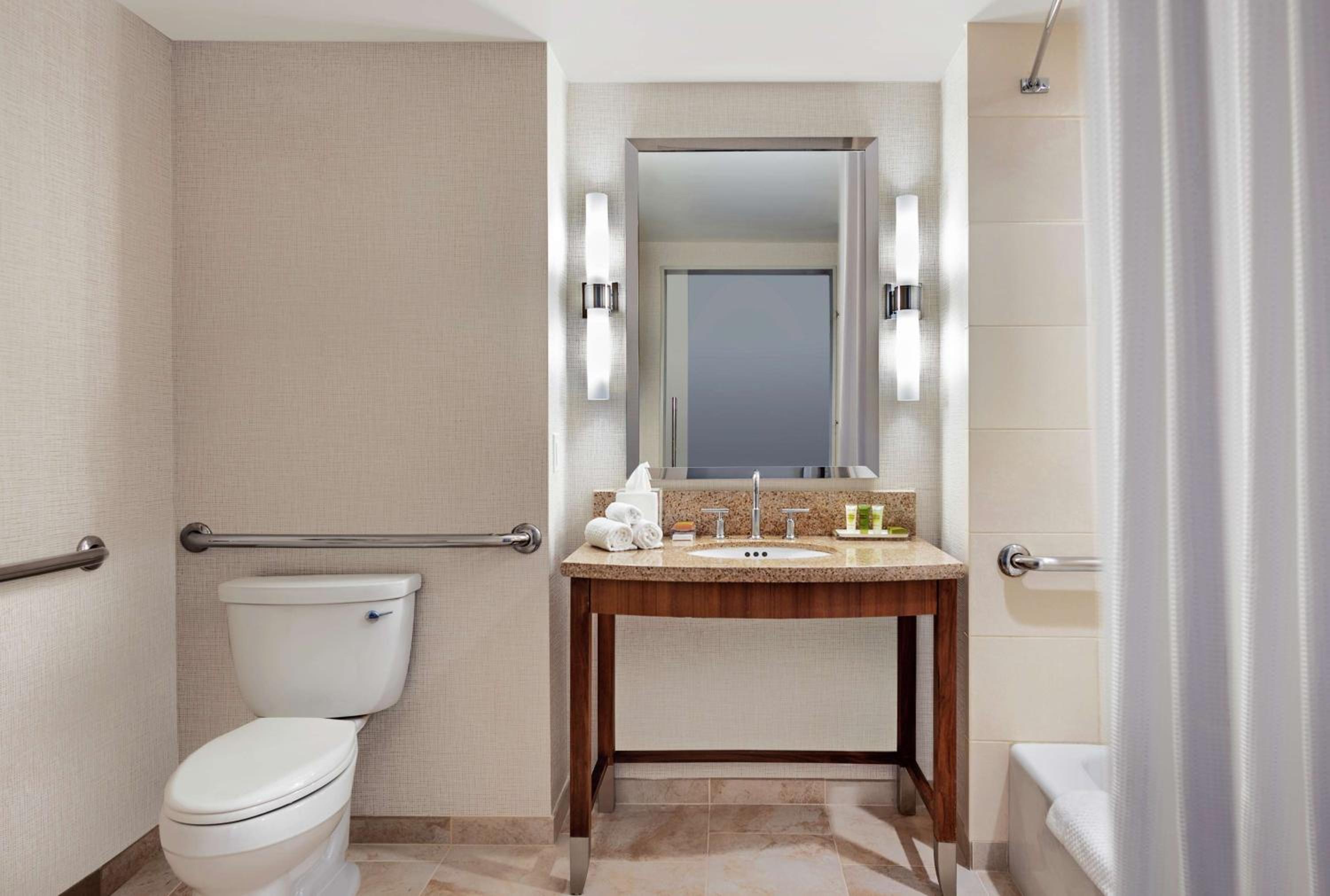 King Room with Bath Tub - Mobility Access - Photo 7