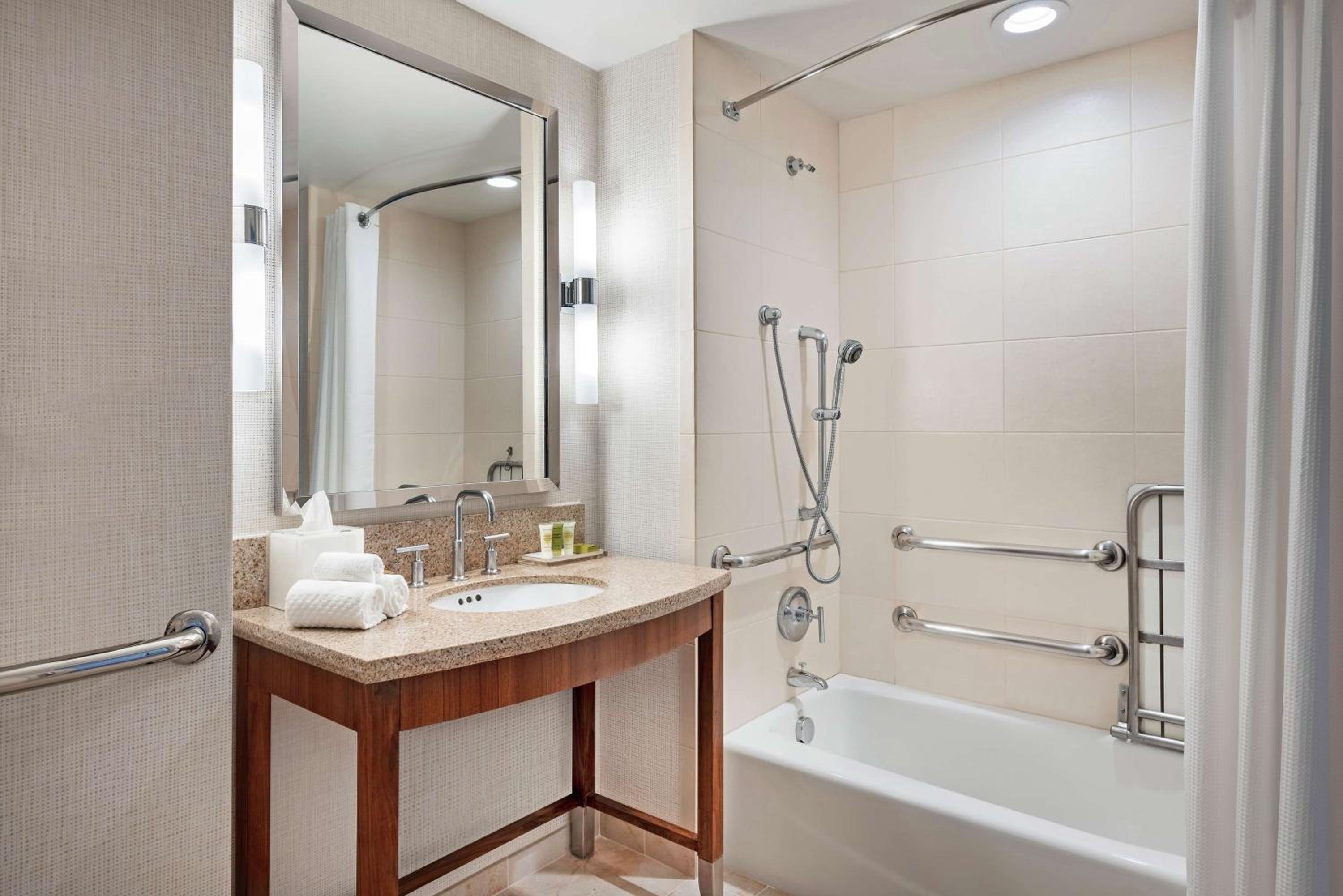 King Room with Bath Tub - Mobility Access - Photo 6