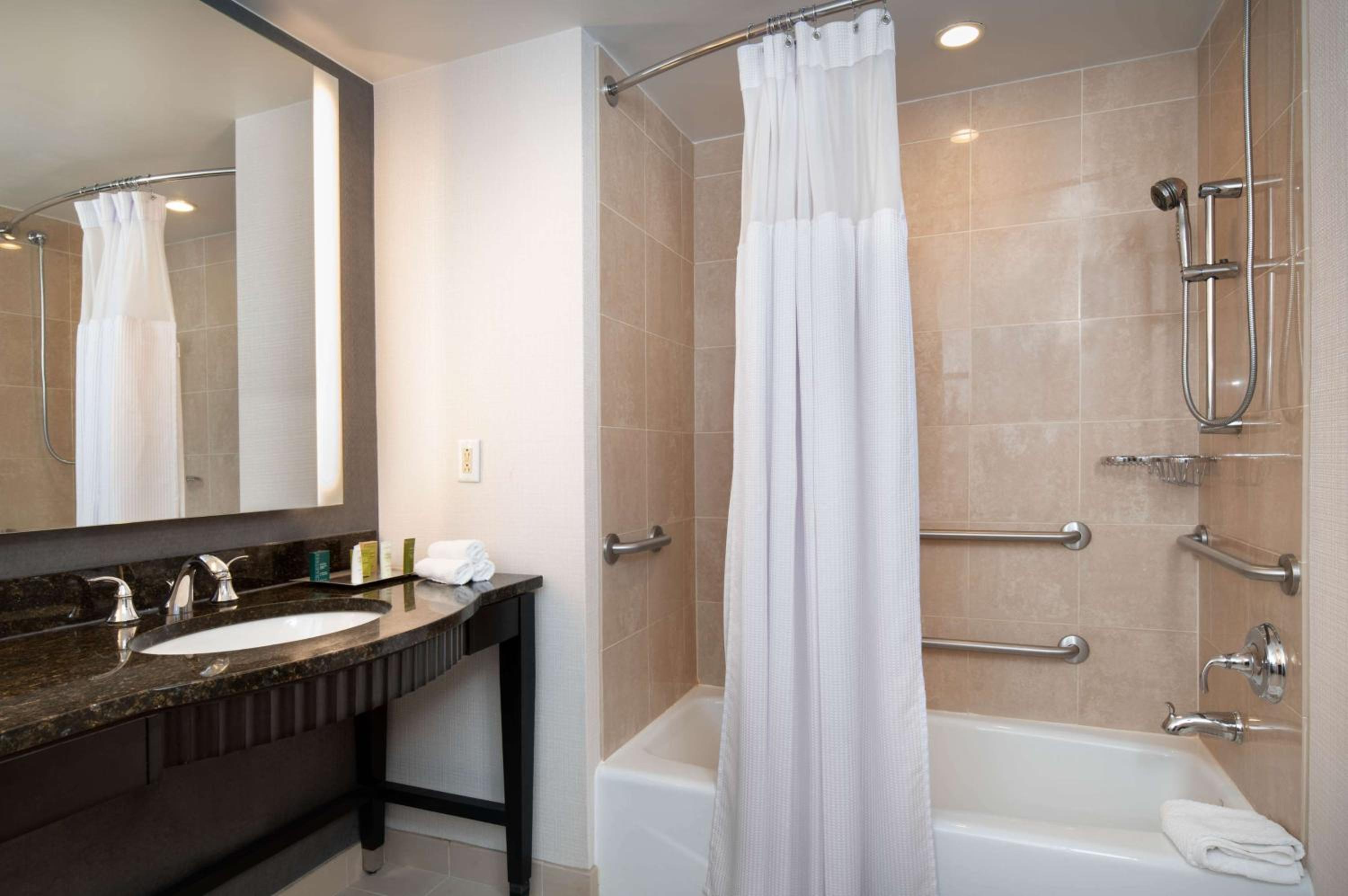 King Room with Bath Tub - Mobility Access - Photo 3