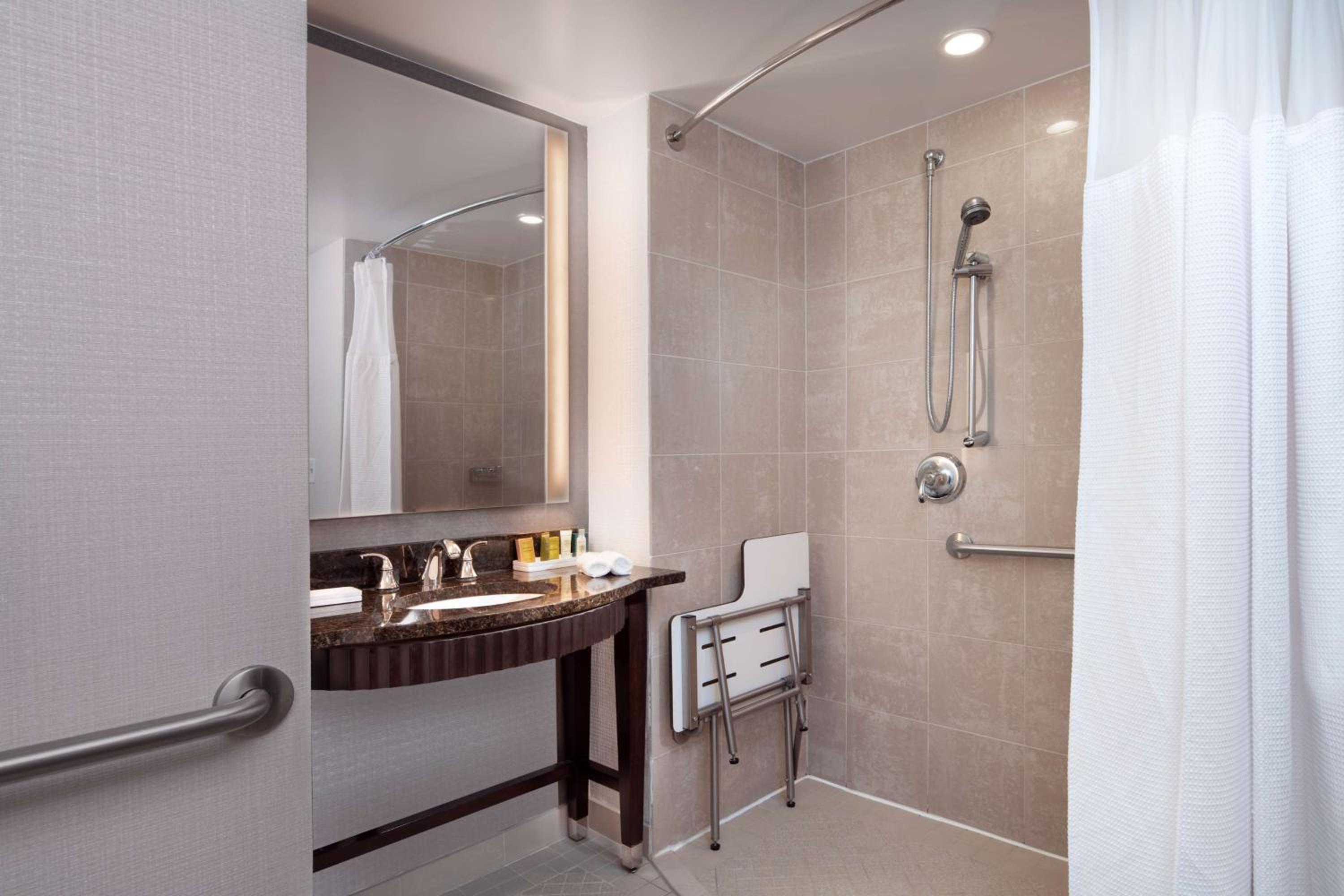 Double Room with Two Double Beds and Roll-in Shower - Mobility Access - Photo 1