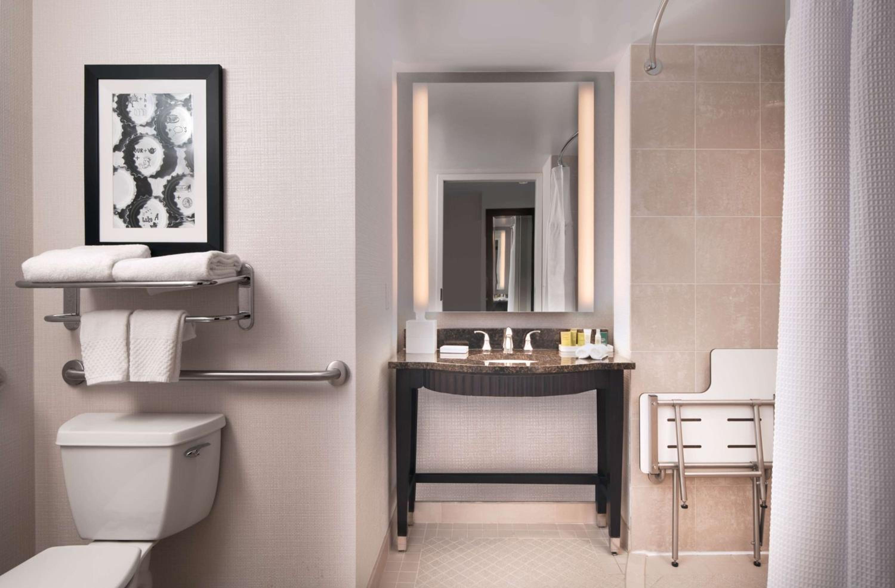 Double Room with Two Double Beds and Roll-in Shower - Mobility Access - Photo 2