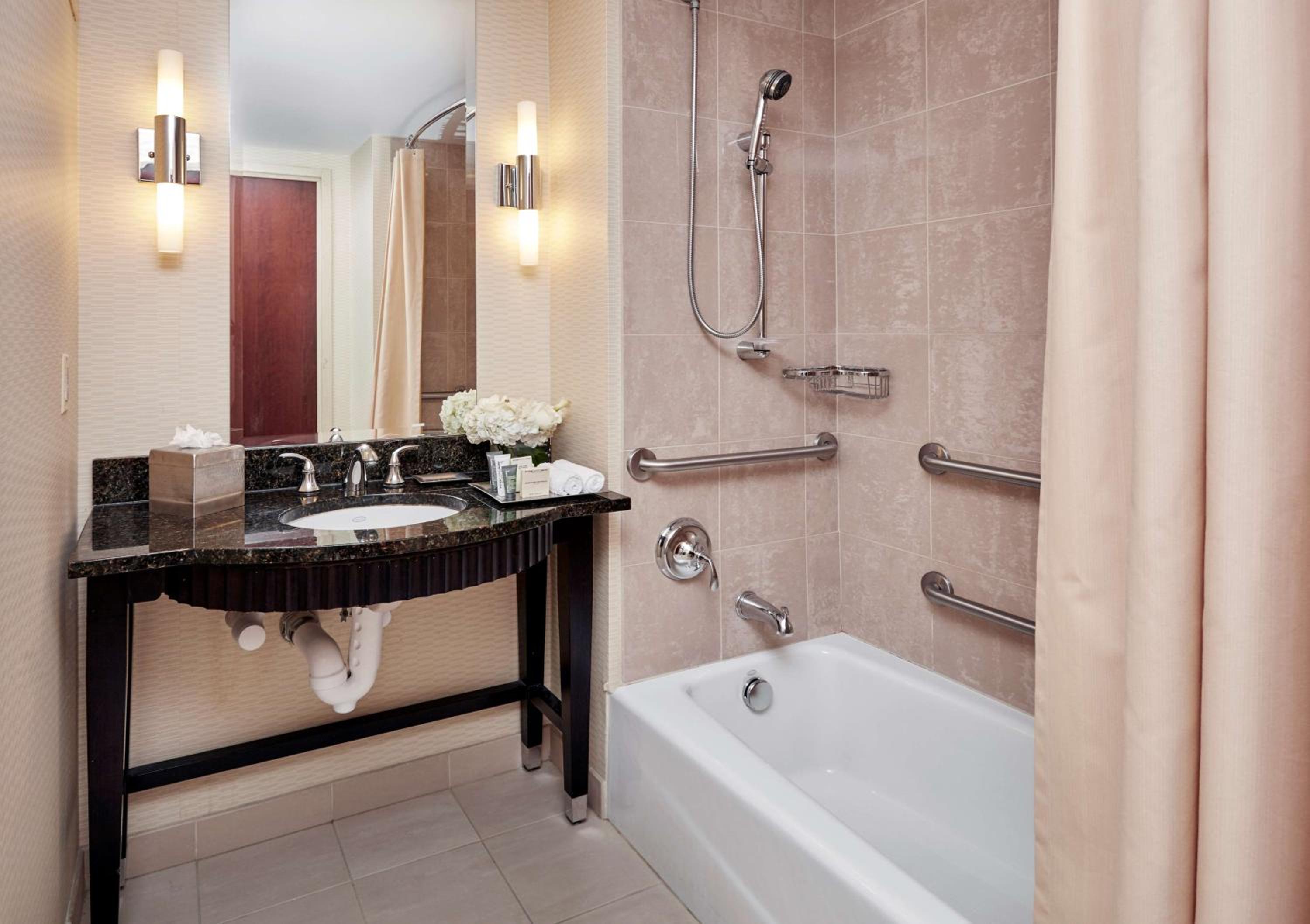 Double Room with Two Double Beds - Mobility Access - Photo 1