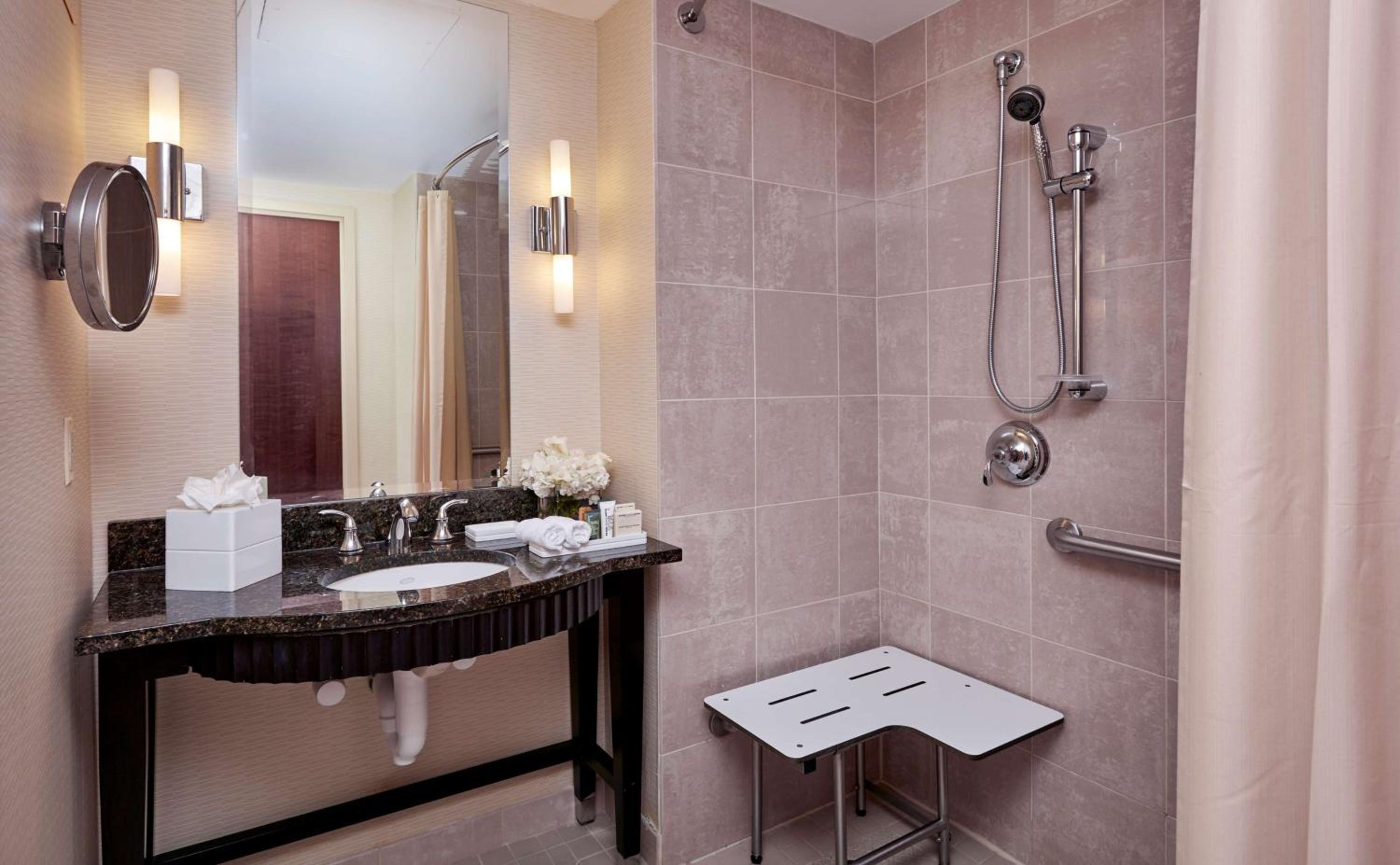 Double Room with Two Double Beds and Roll-in Shower - Mobility Access - Photo 3