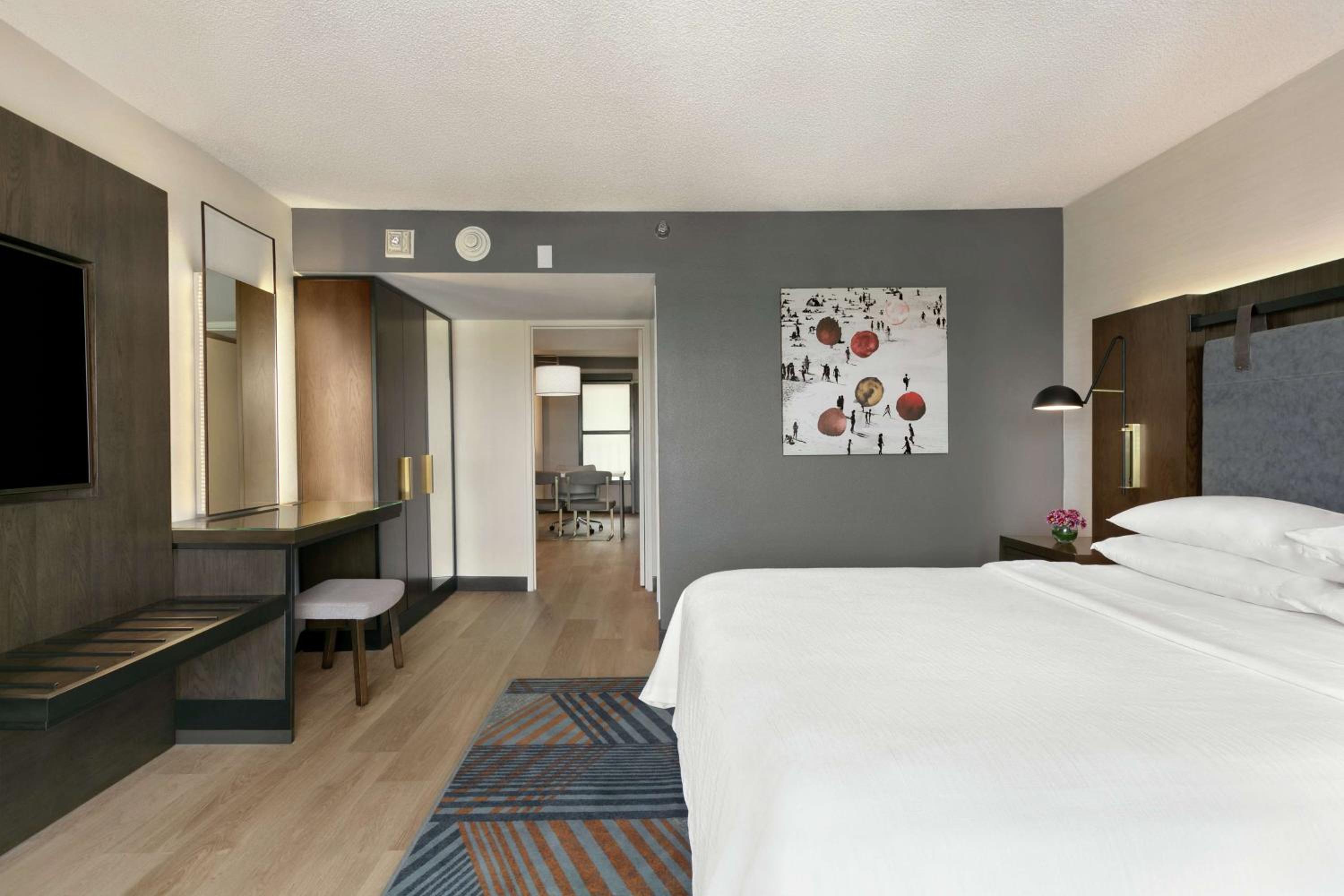 King Suite with Bath Tub - Mobility Access - Photo 3