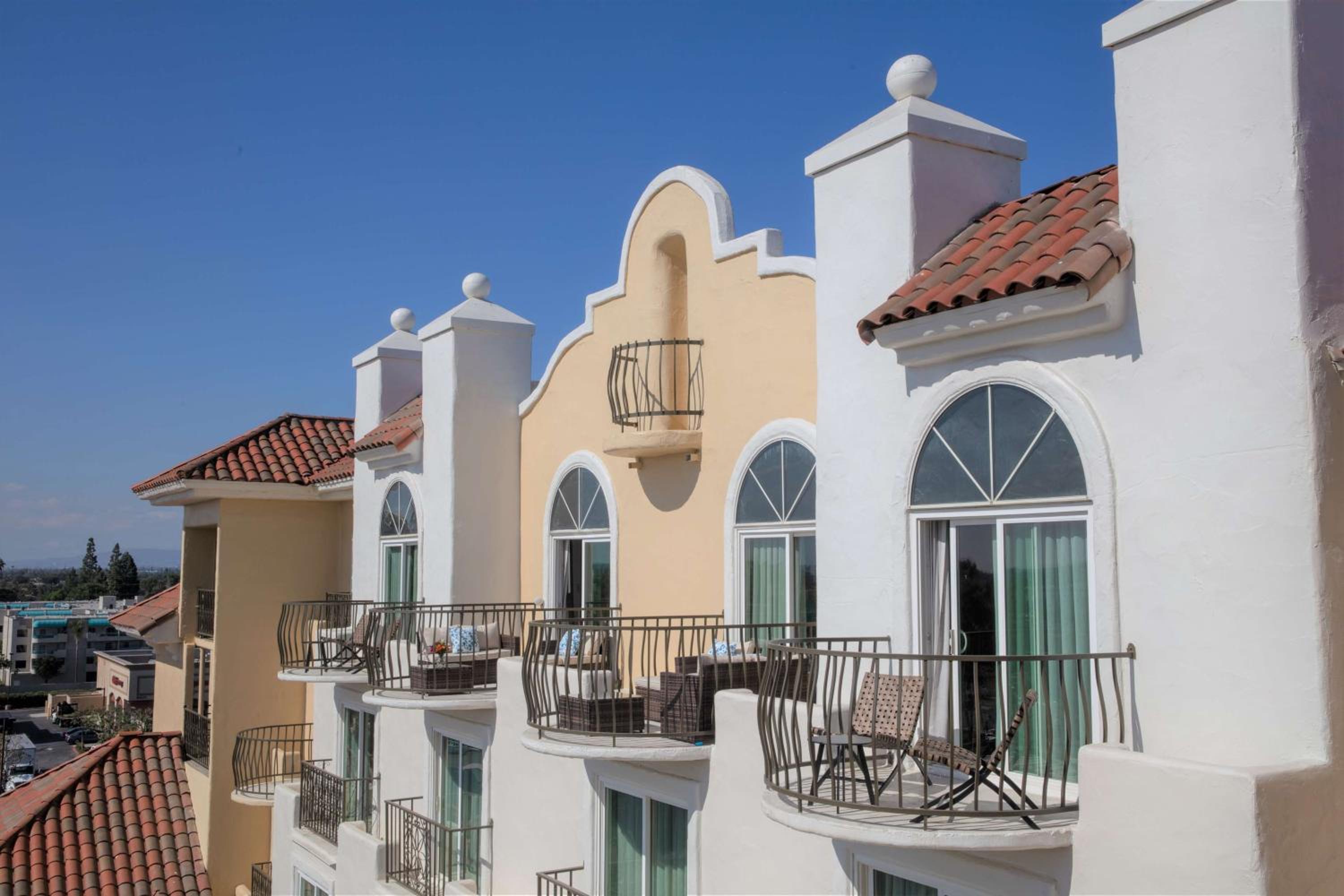 King Suite with Balcony - Photo 4