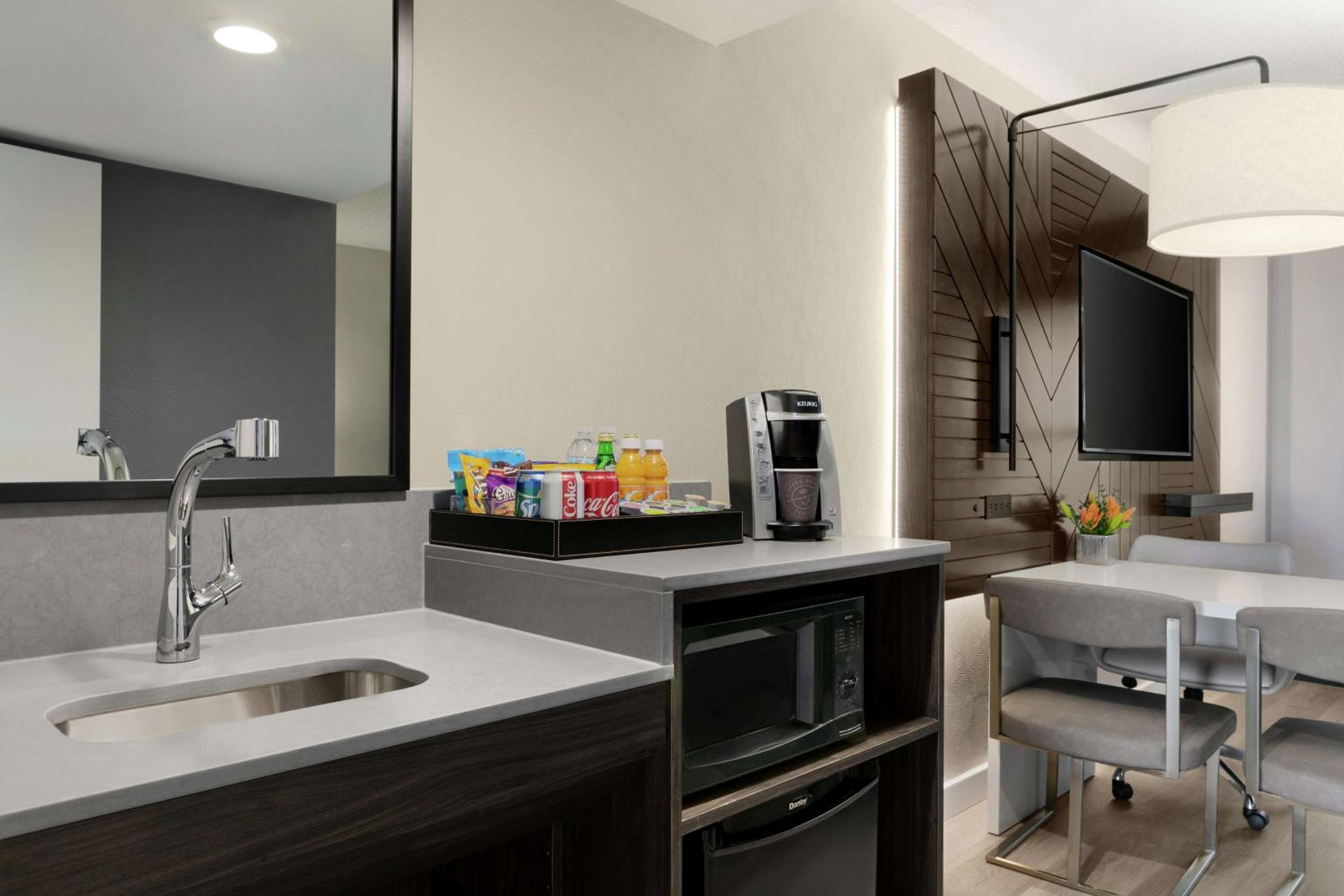 Premium King Suite - Photo 8