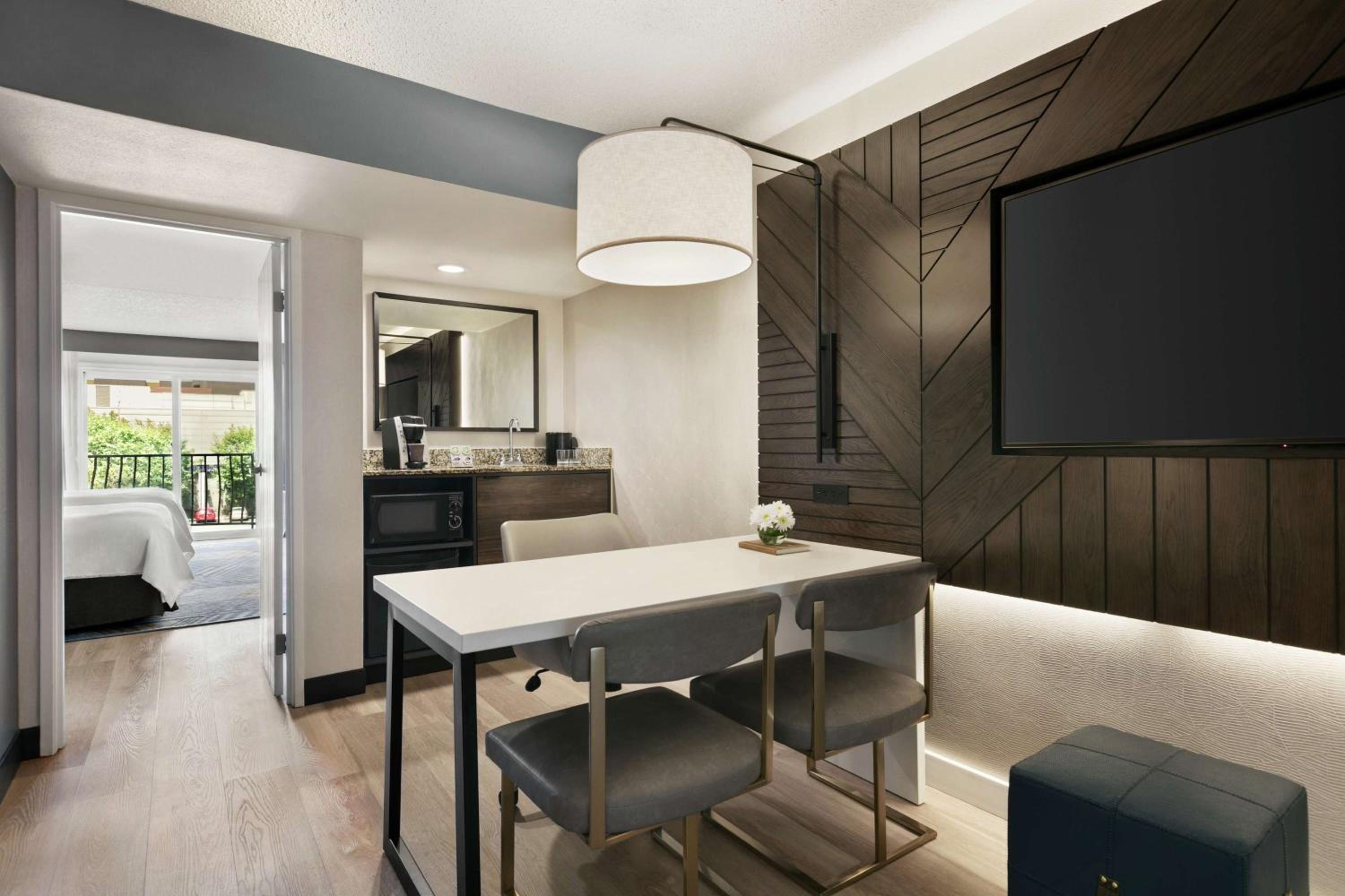 Two-Room King Suite with City View - Photo 5