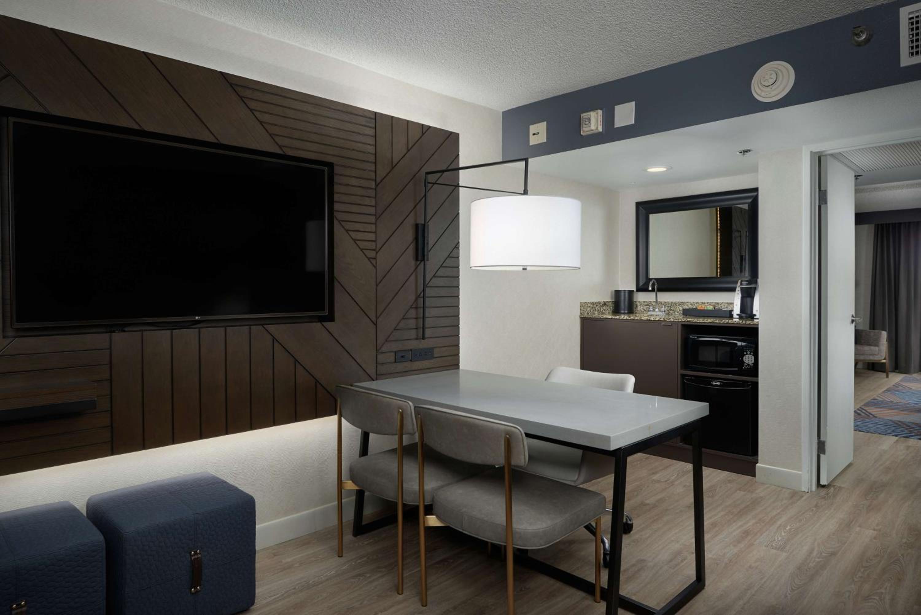 Premium Queen Suite with 2 Queen Beds - Photo 6