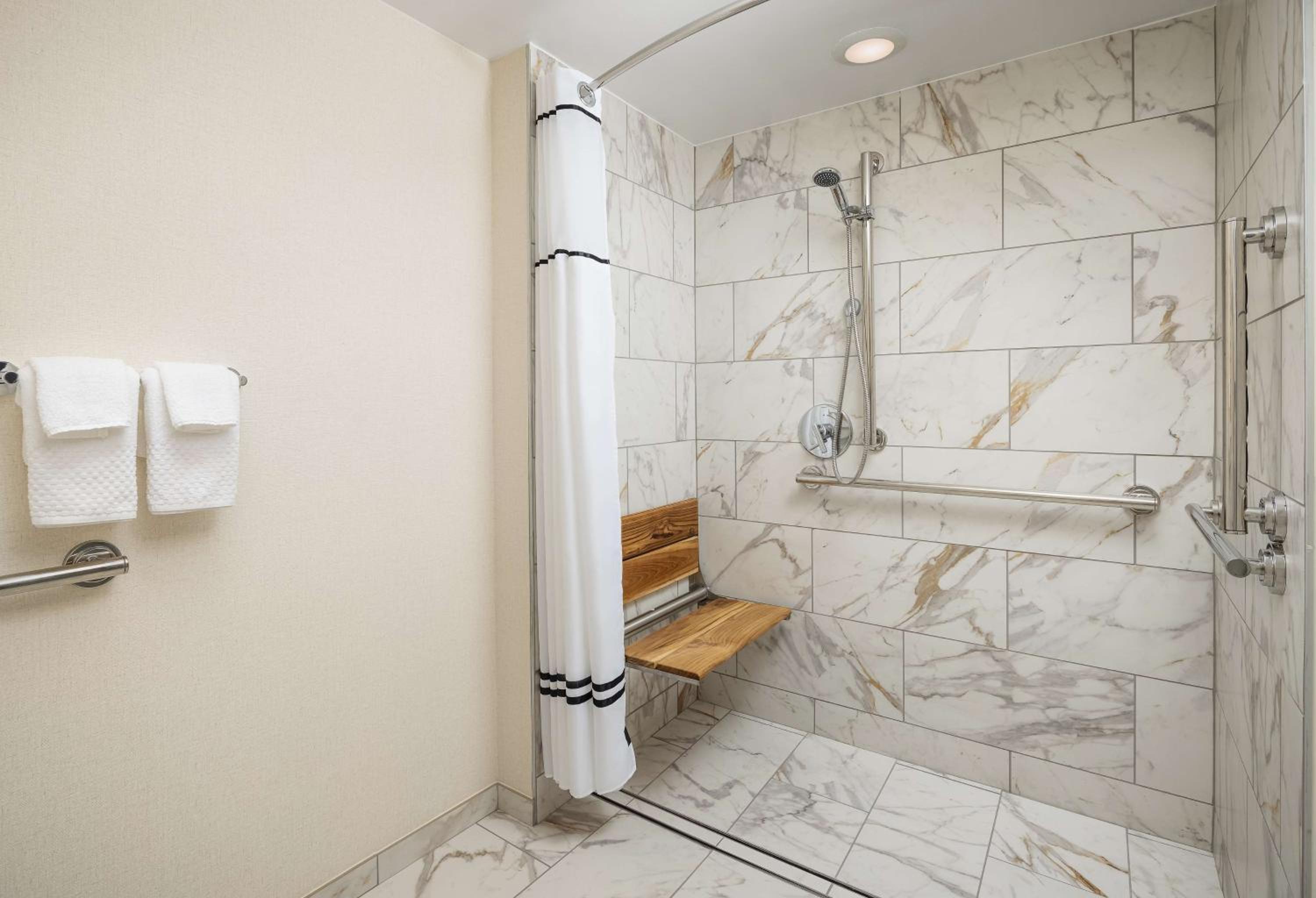 King Suite with Roll-in Shower - Mobility Access - Photo 2