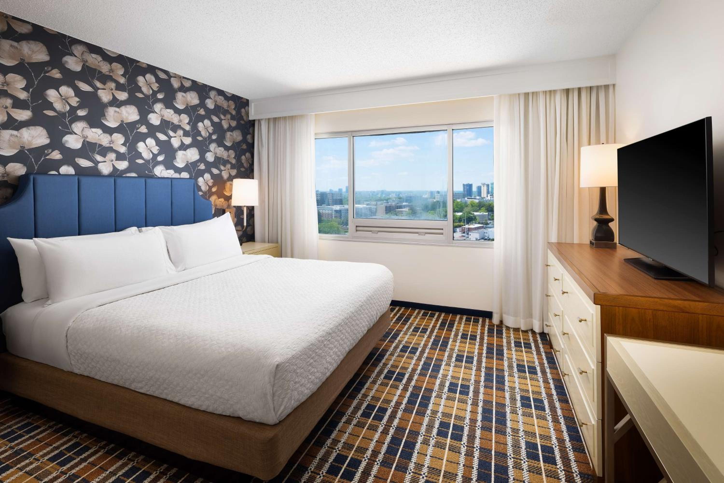 King Suite with City View - Photo 1