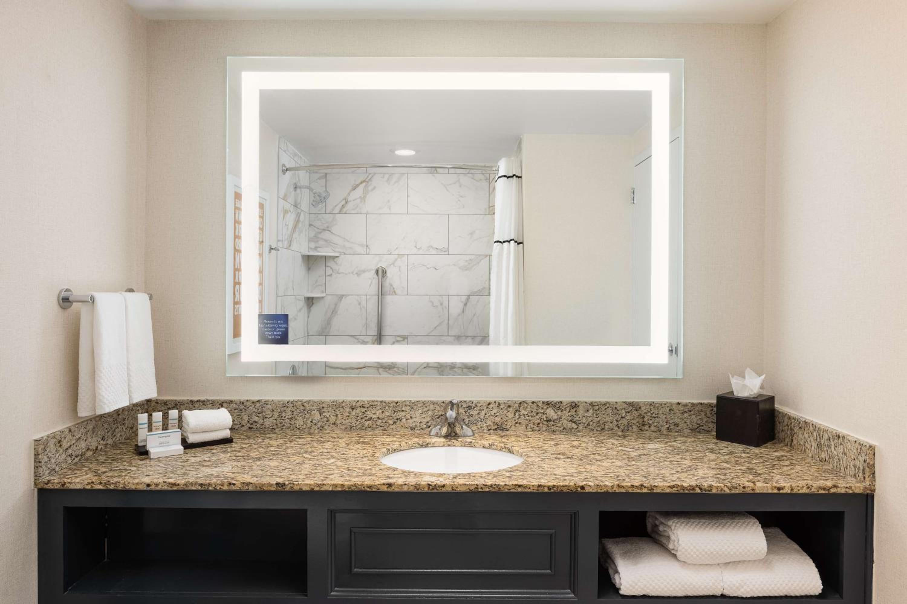 Corner Suite - Photo 4