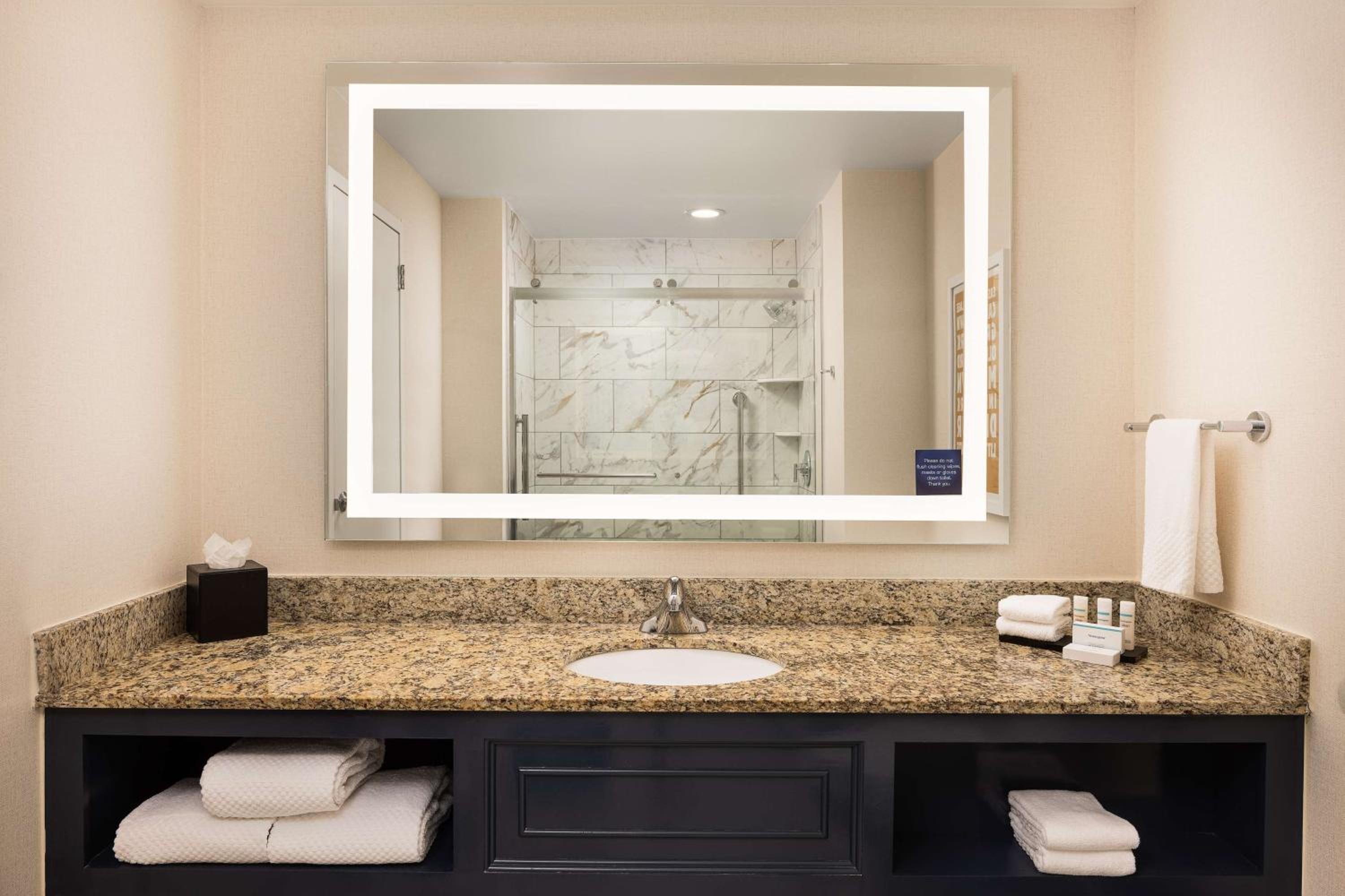 Corner Suite - Photo 3