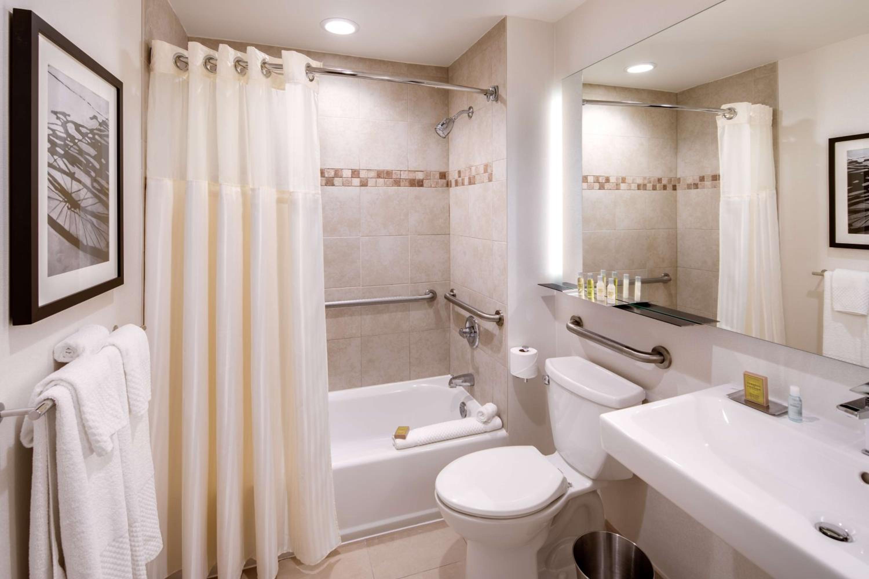Junior Queen Suite - Mobility Access - Photo 6