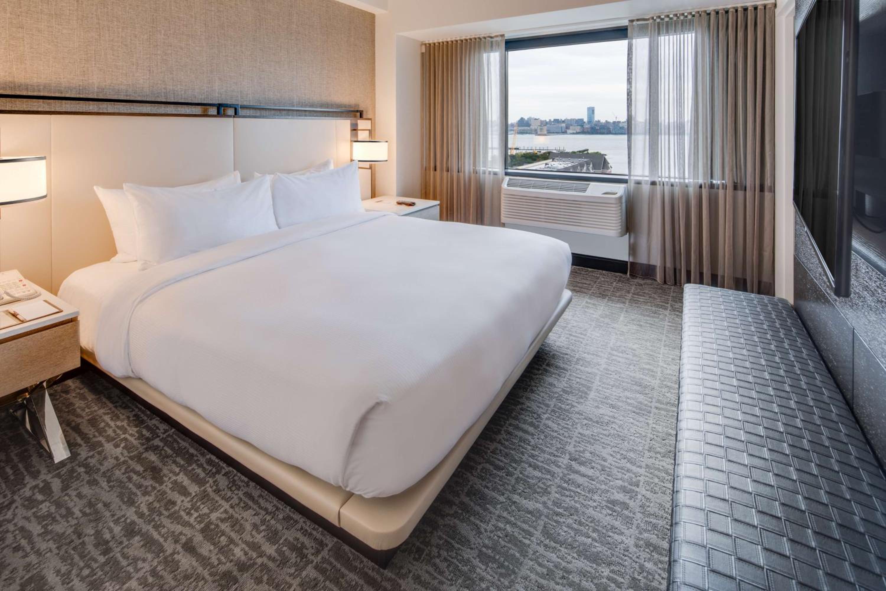 Junior King Suite with City View - Photo 3