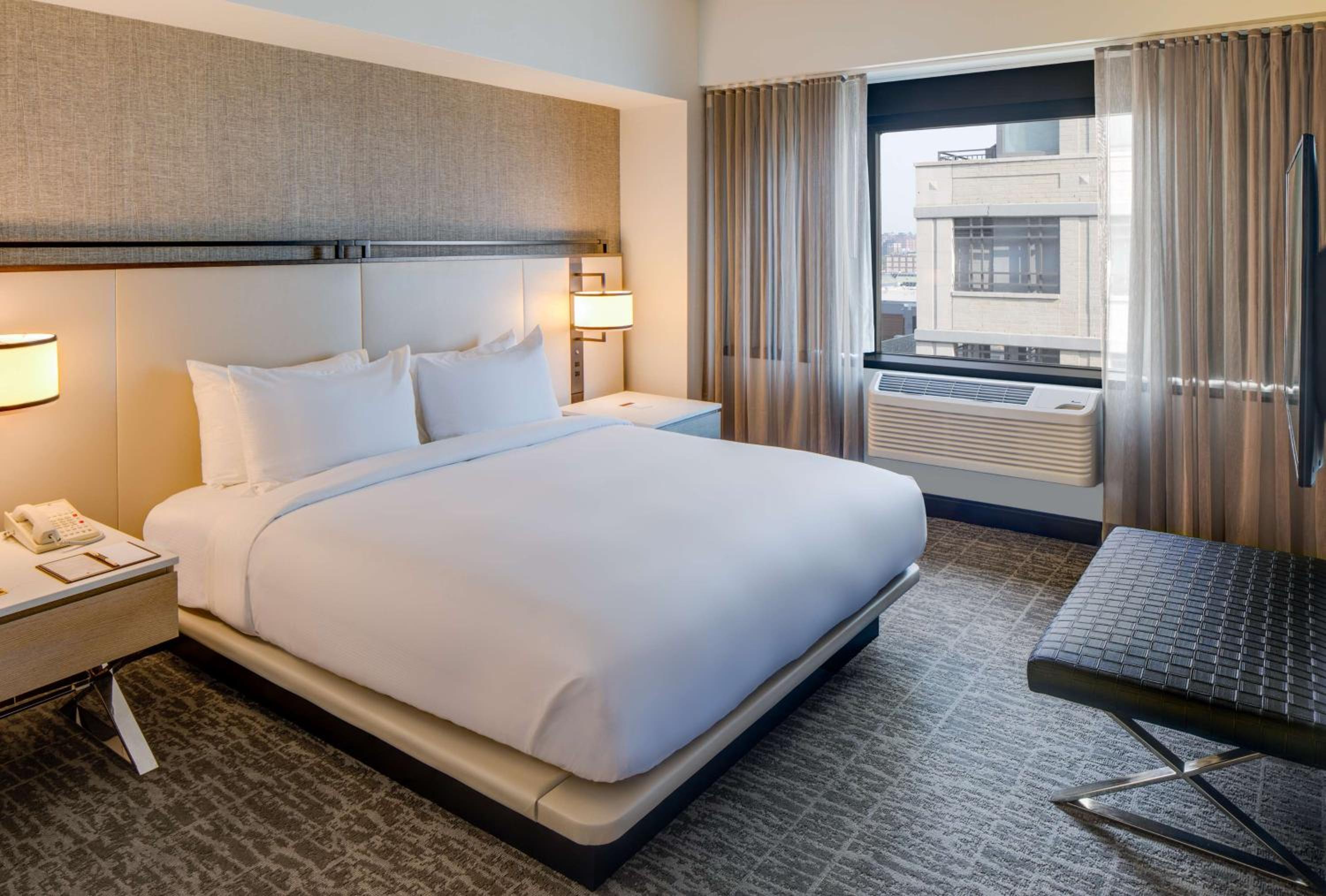 Junior King Suite with Seating Area - Photo 2