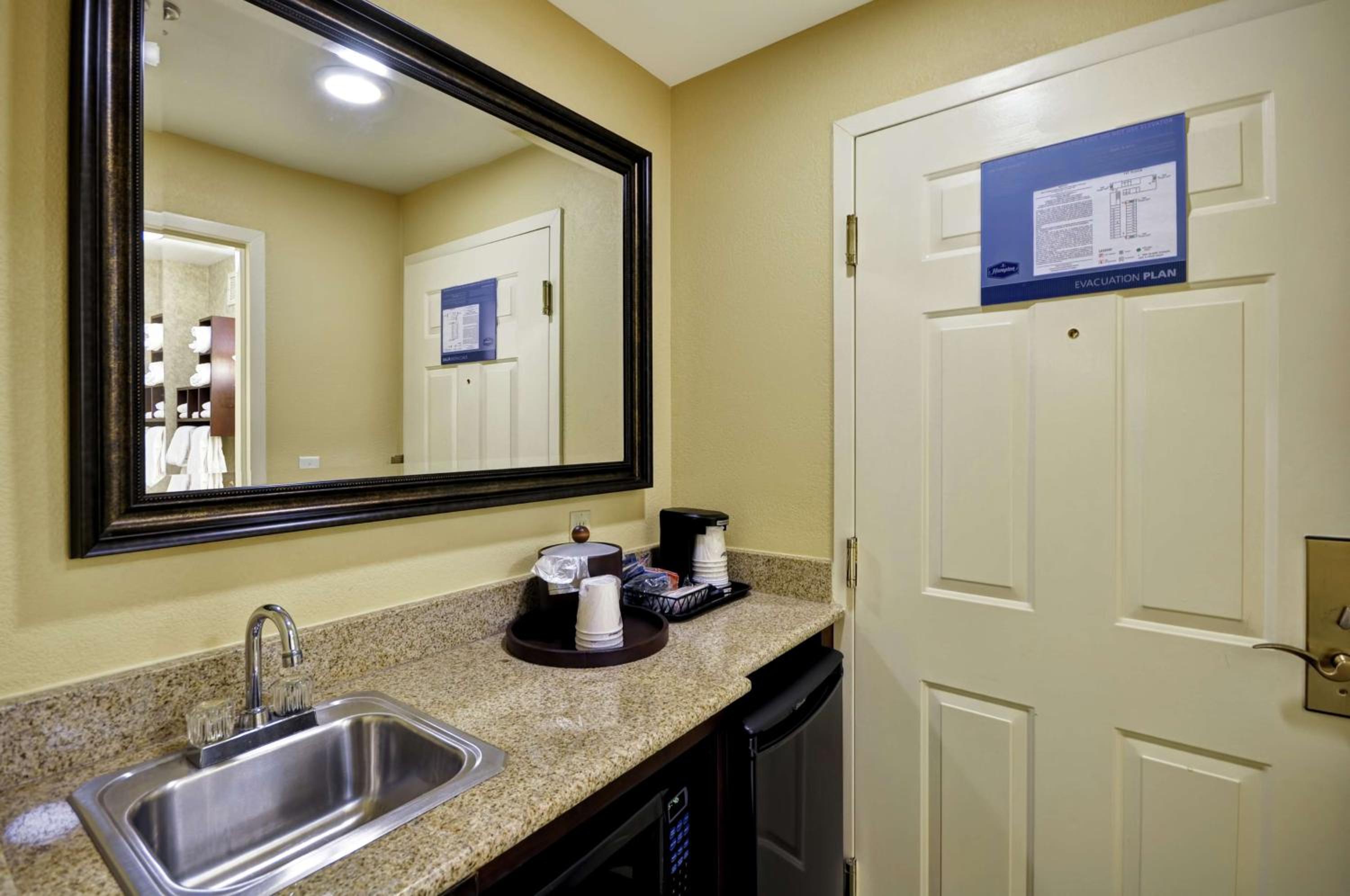 Deluxe King Room - Non-Smoking