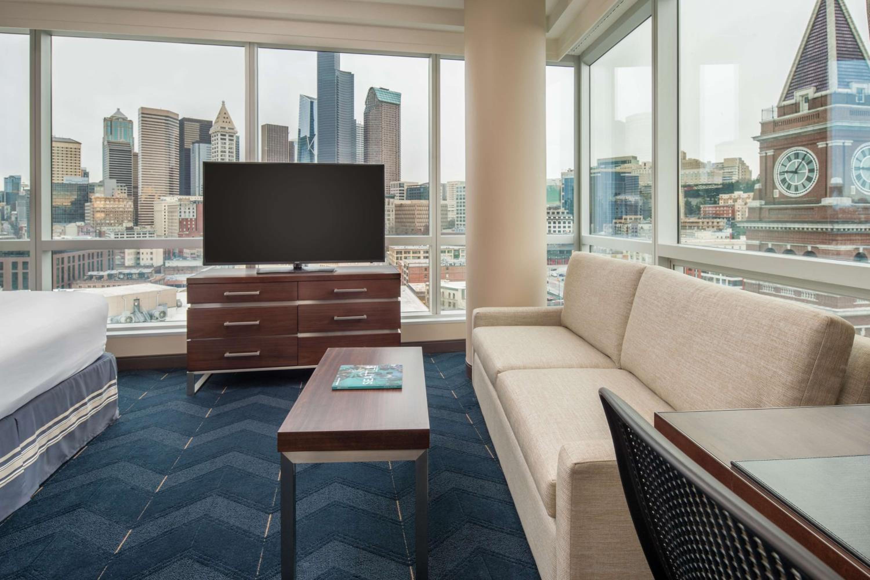 Corner King Studio with City View