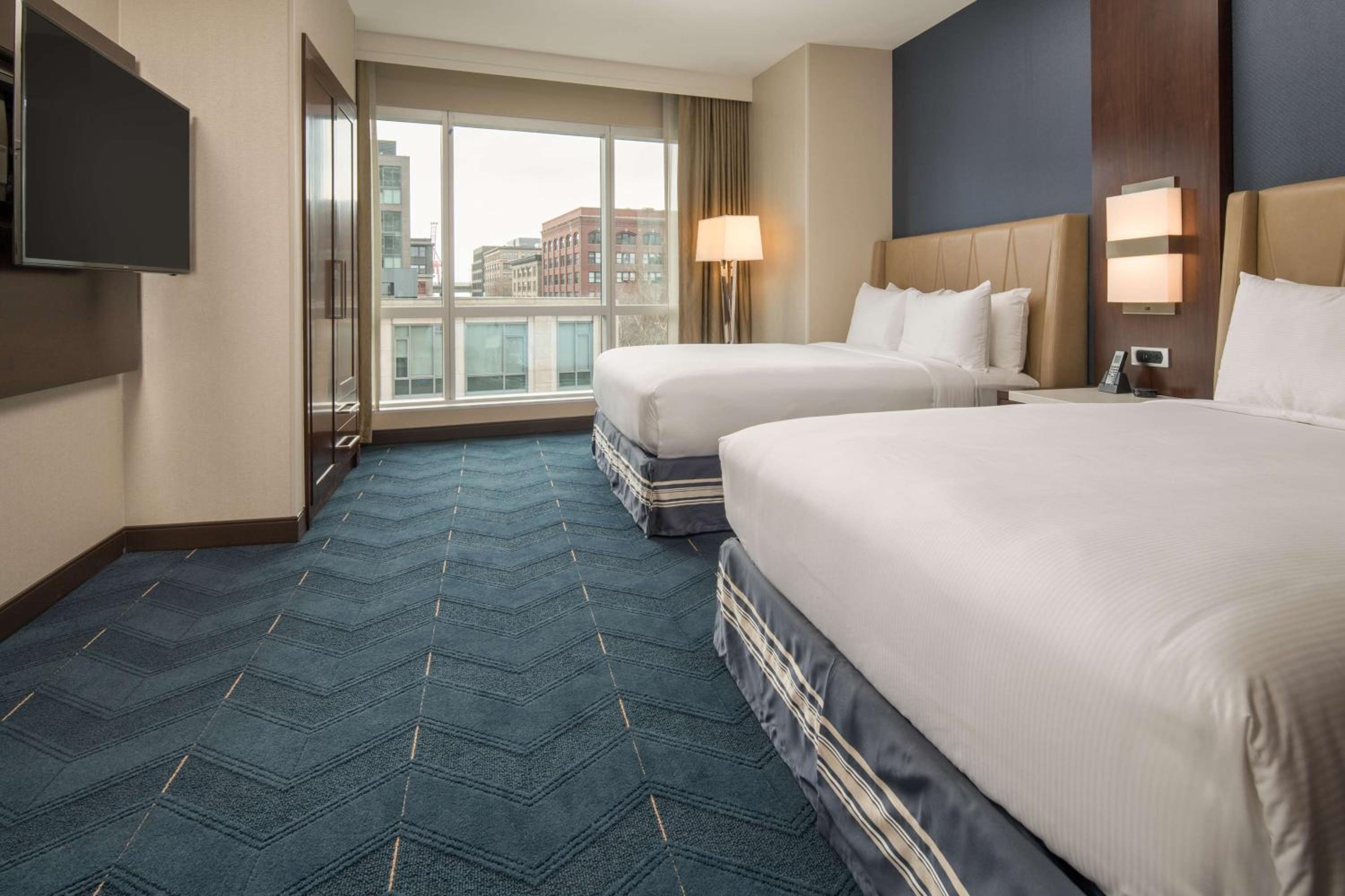 Queen Suite with Roll-In Shower - Mobility Accessible