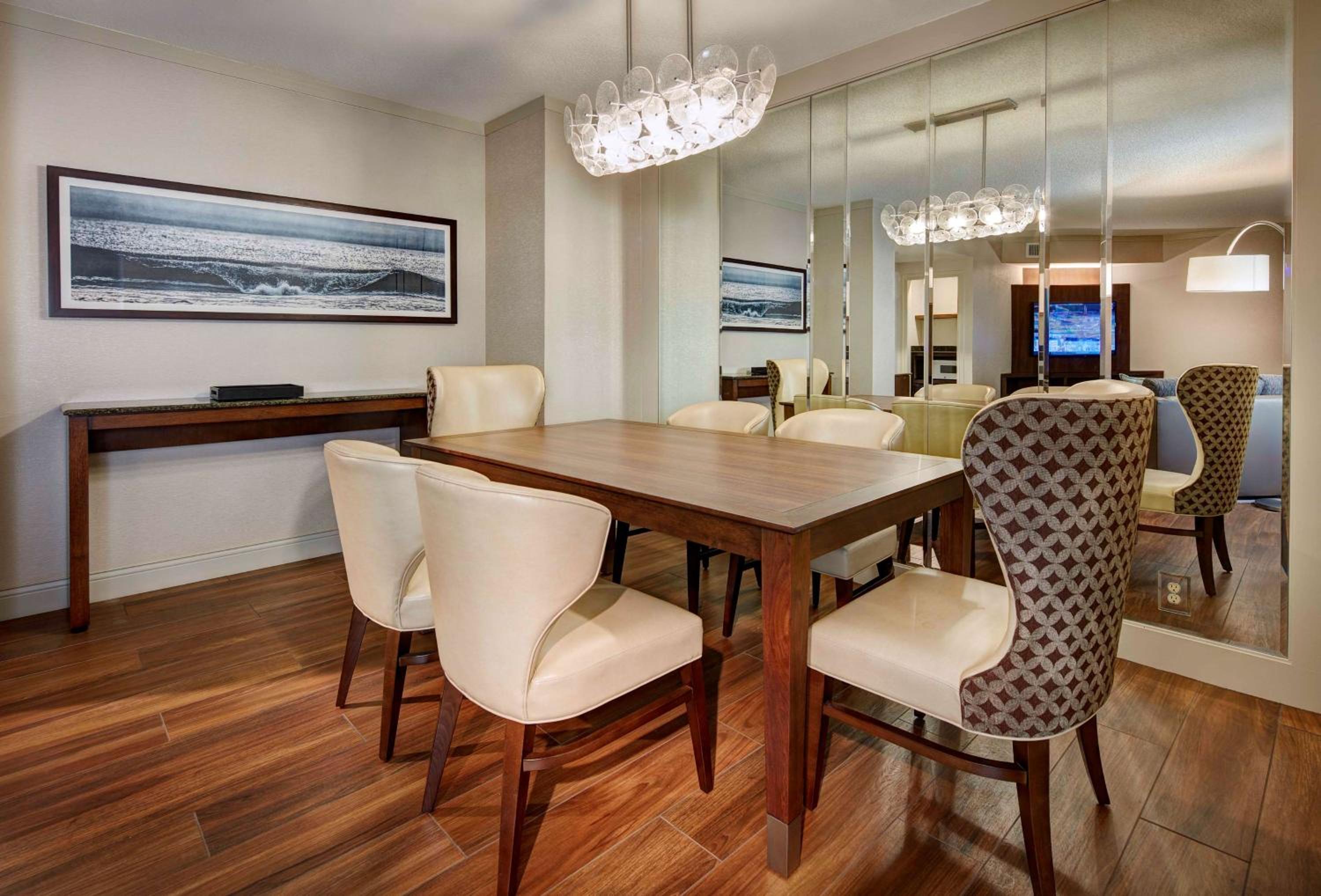 Two-Room Executive King Suite with Sofa Bed - Photo 3