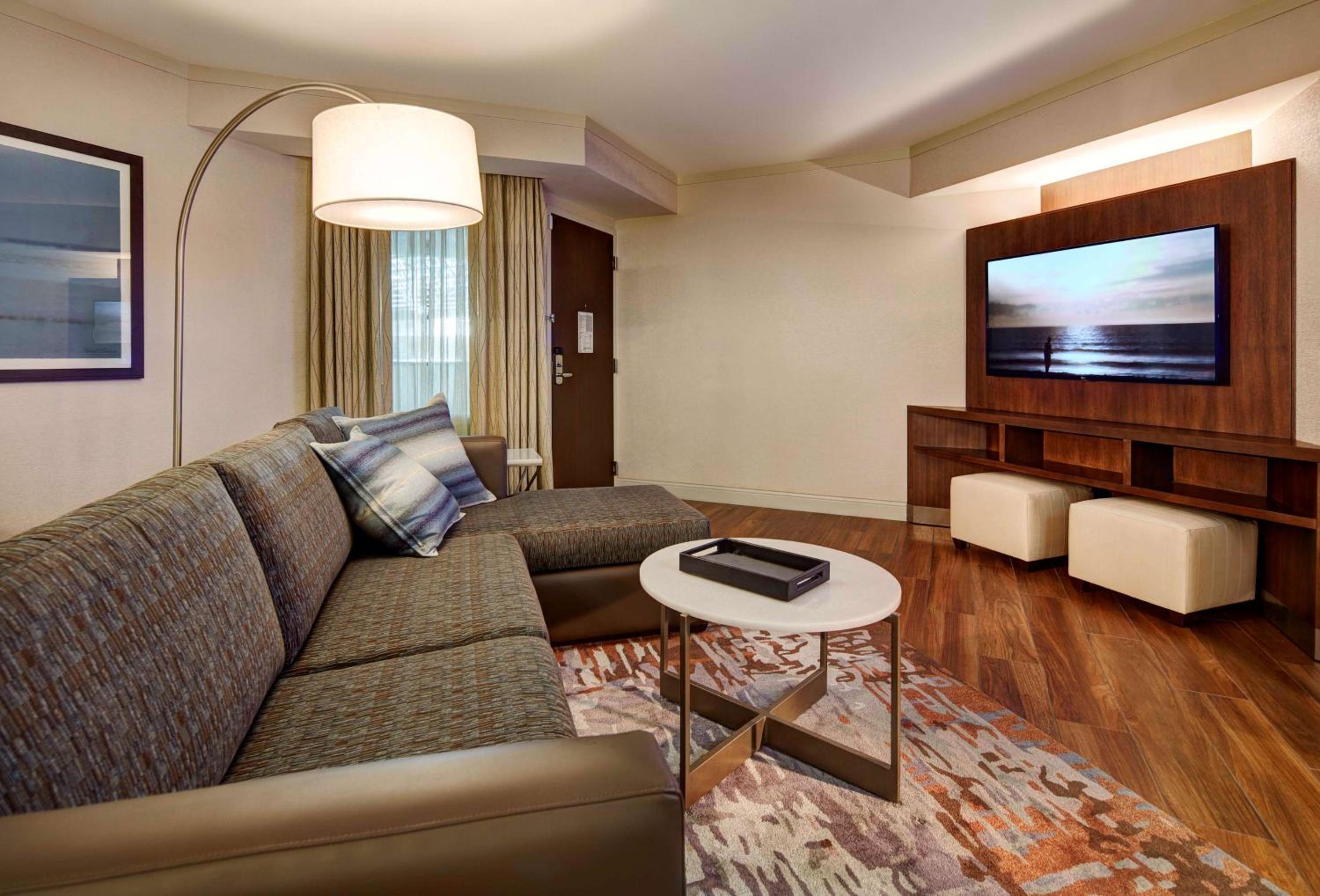 Two-Room Executive King Suite with Sofa Bed - Photo 2