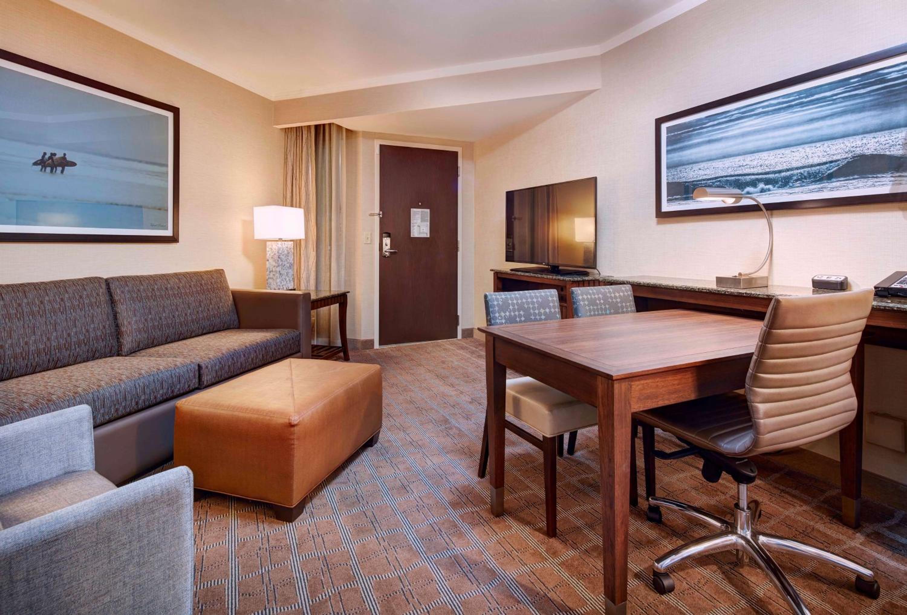 Two-Room Premium Corner King Suite with Sofa Bed - Photo 2