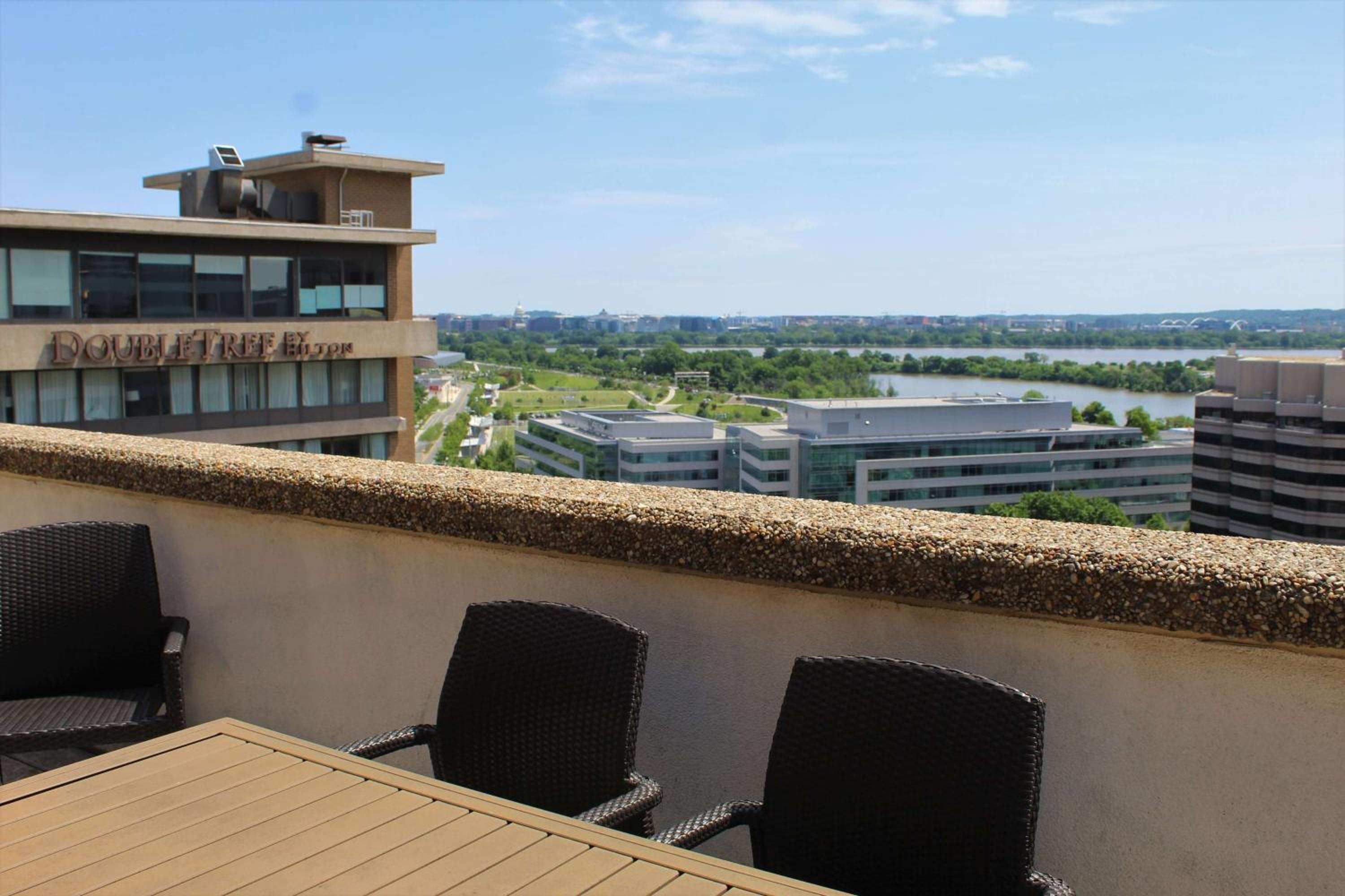 One-Bedroom King Suite with Balcony - Photo 3