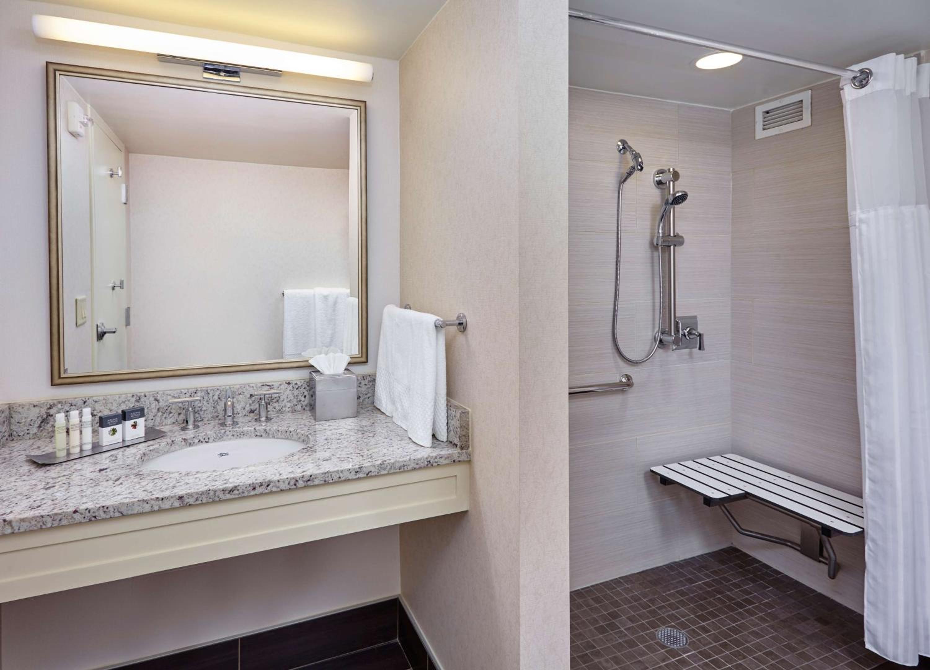 Double Room with Two Beds with Roll - In Shower - Disability Access - Photo 2