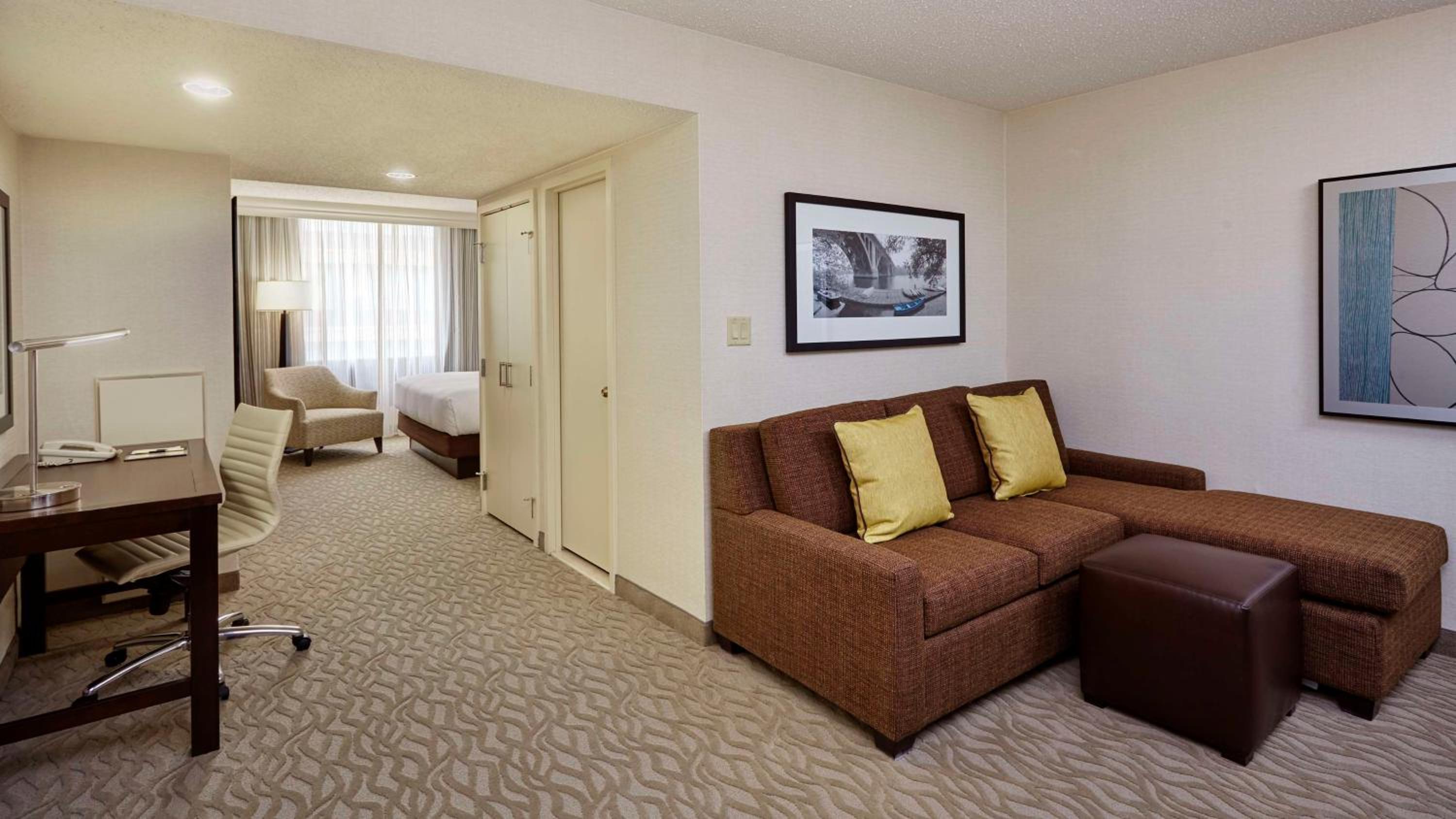 Large King Room with Sofa Bed - Photo 3