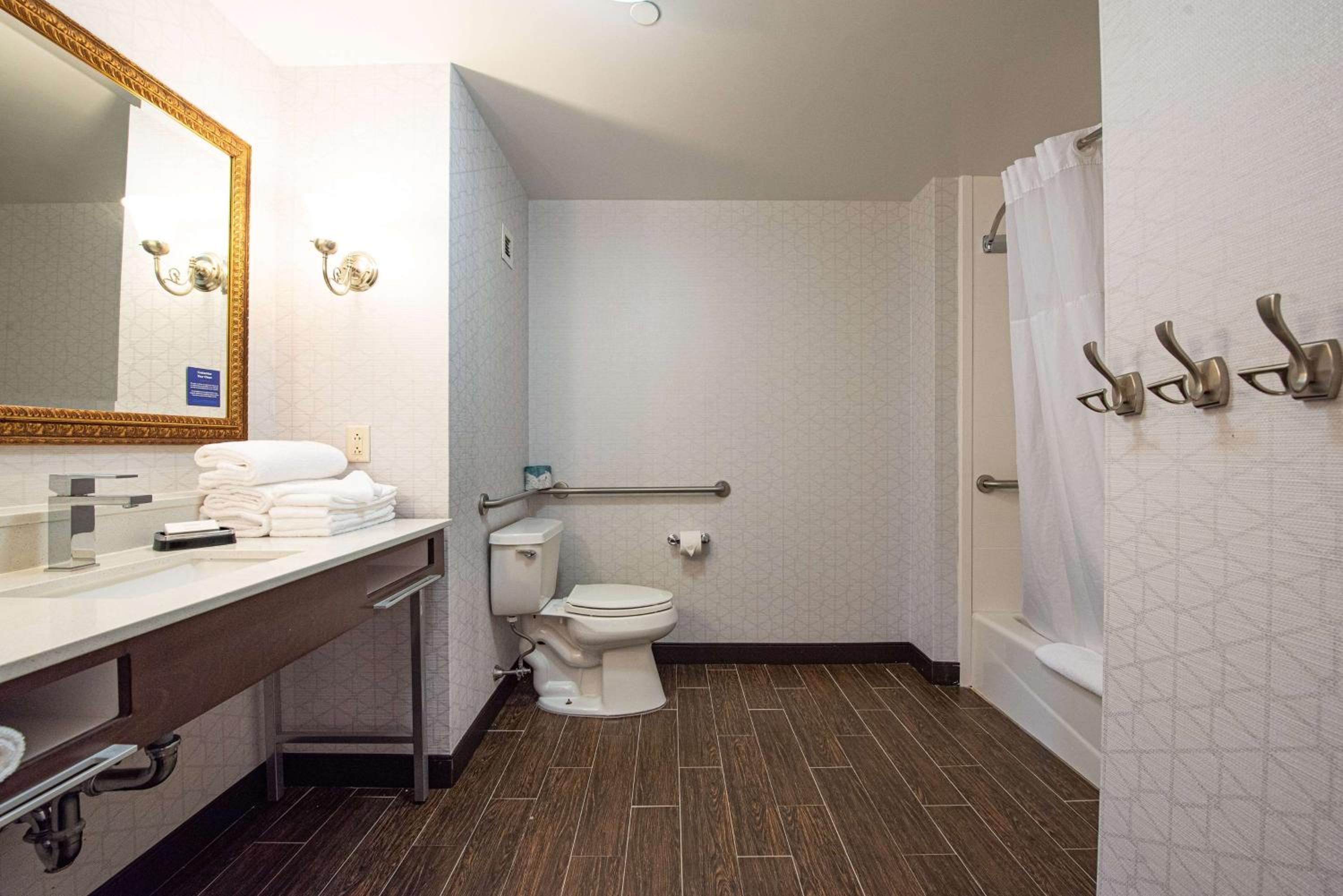 Suite with Two Queen Beds and Tub - Mobility Access/Non-Smoking - Photo 2