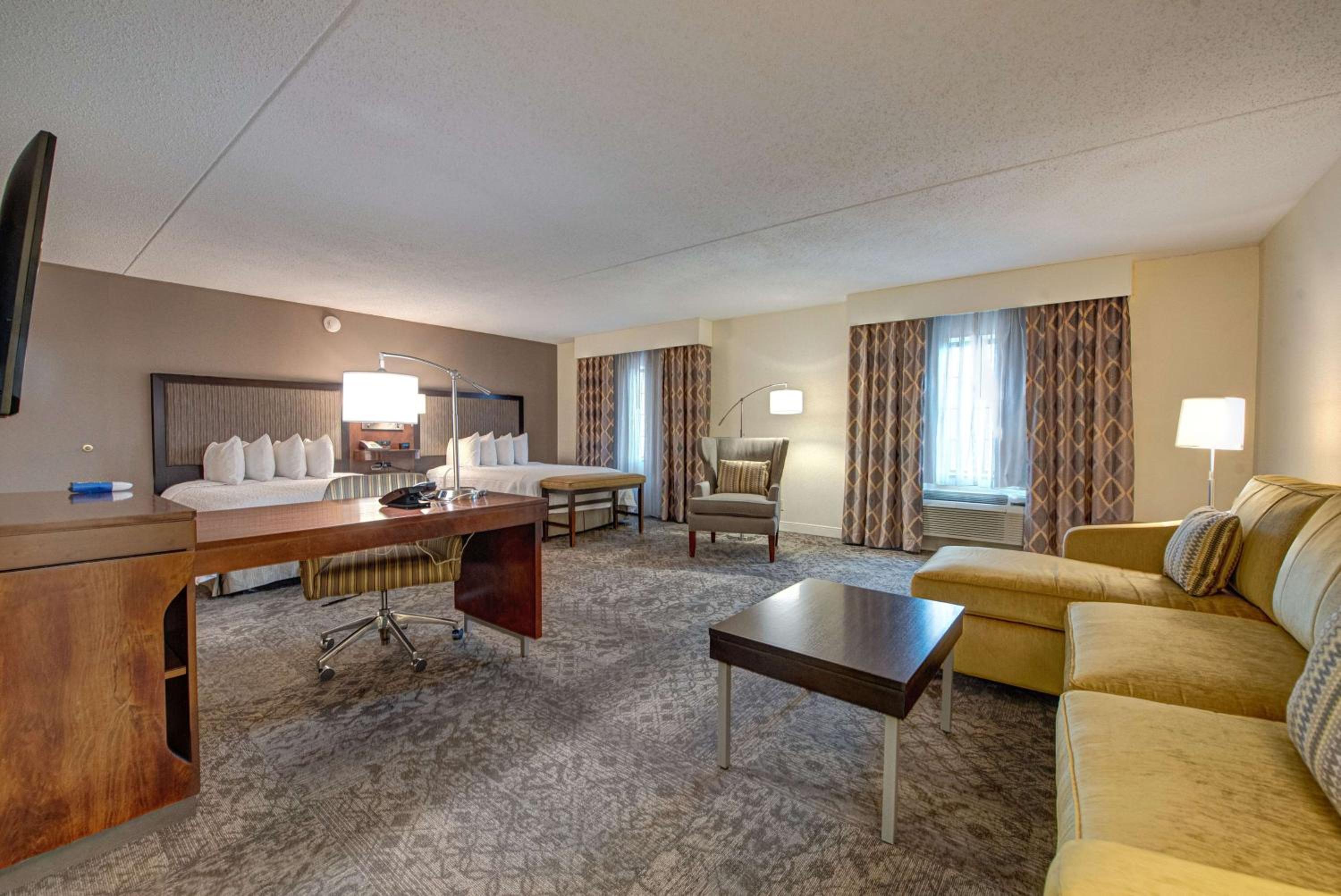 Suite with Two Queen Beds and Tub - Mobility Access/Non-Smoking - Photo 3