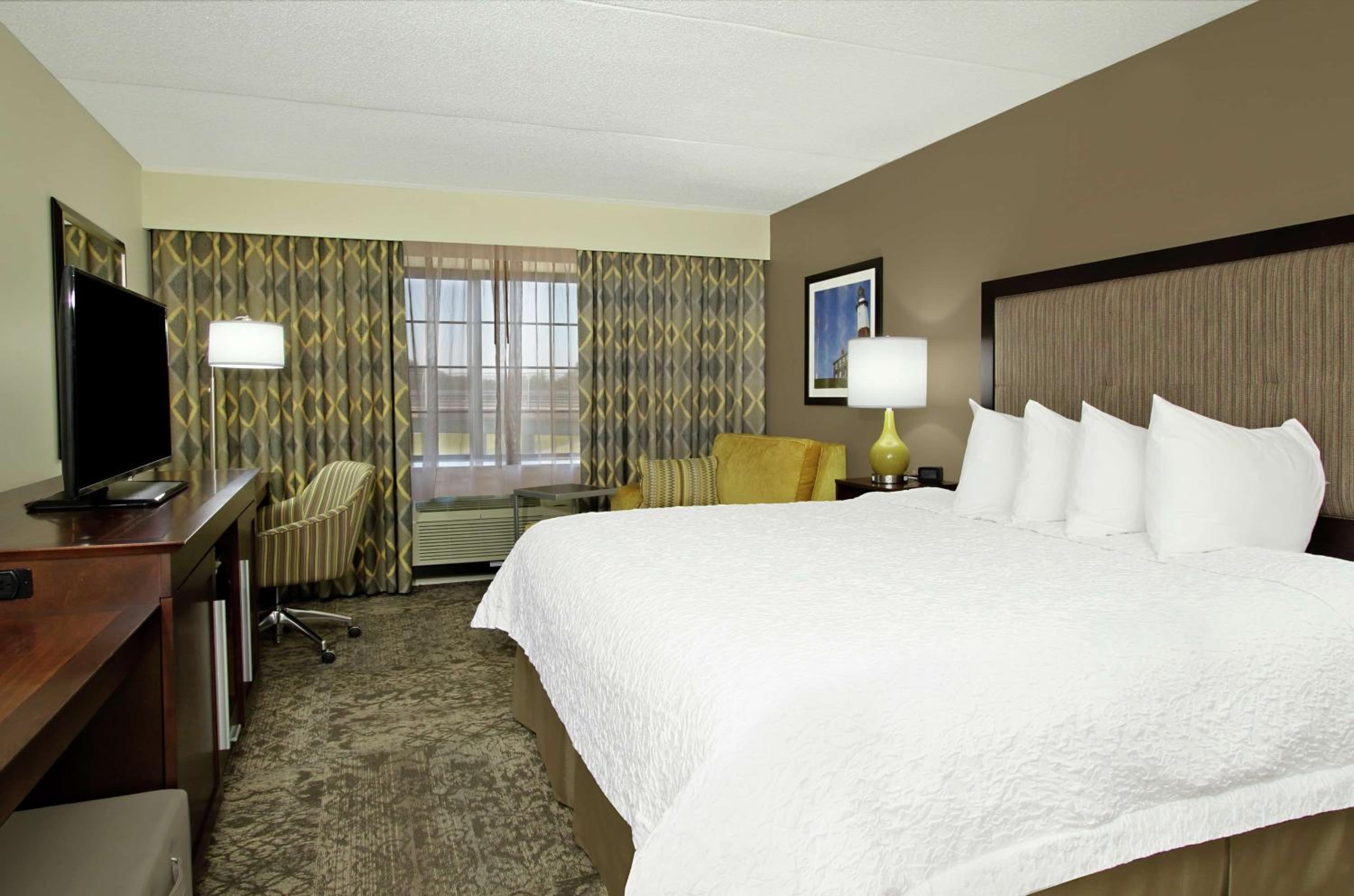 King Room with King Bed - Non-Smoking - Photo 3