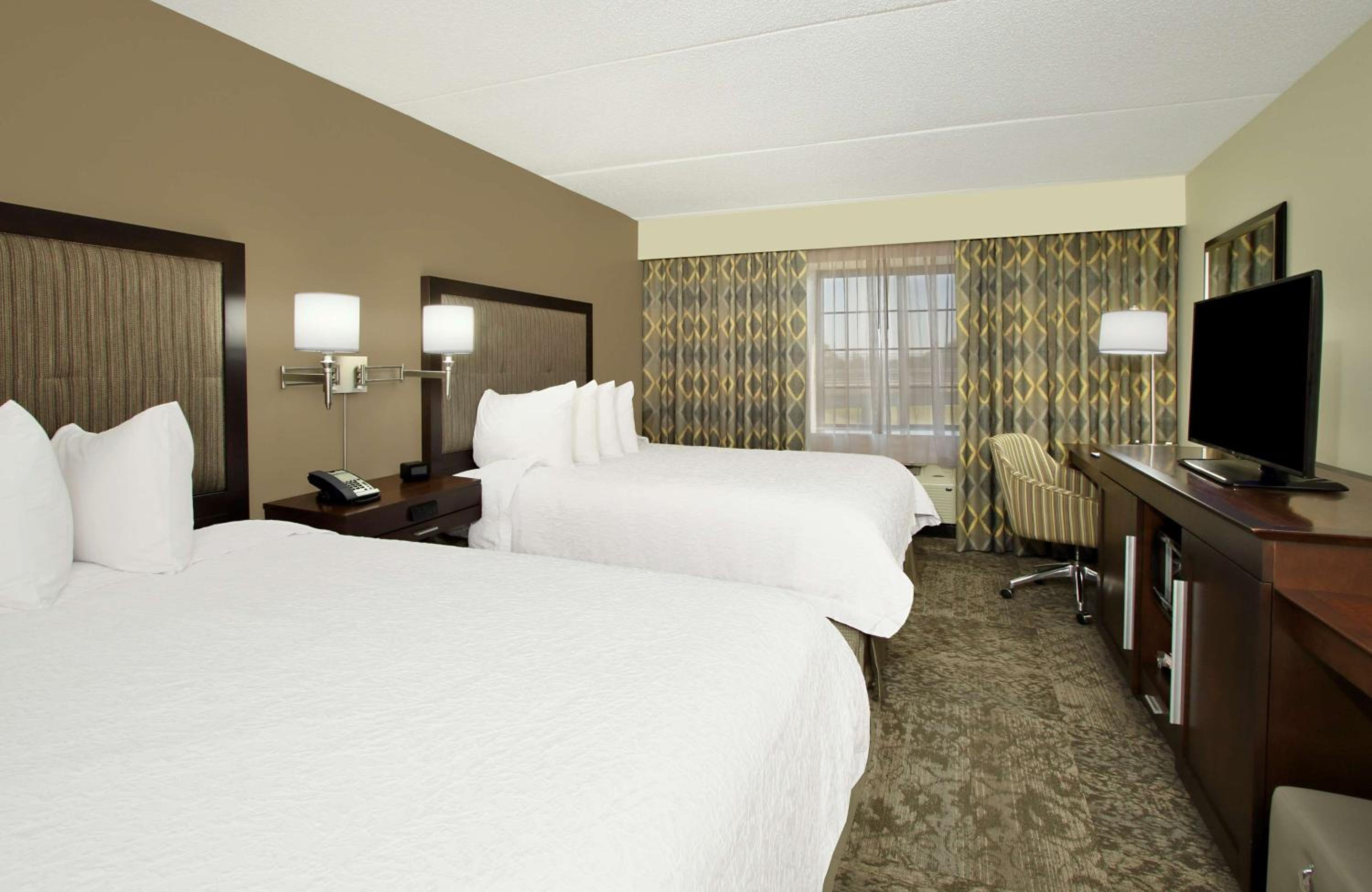 Room with Two Queen Beds - Non-Smoking - Photo 3