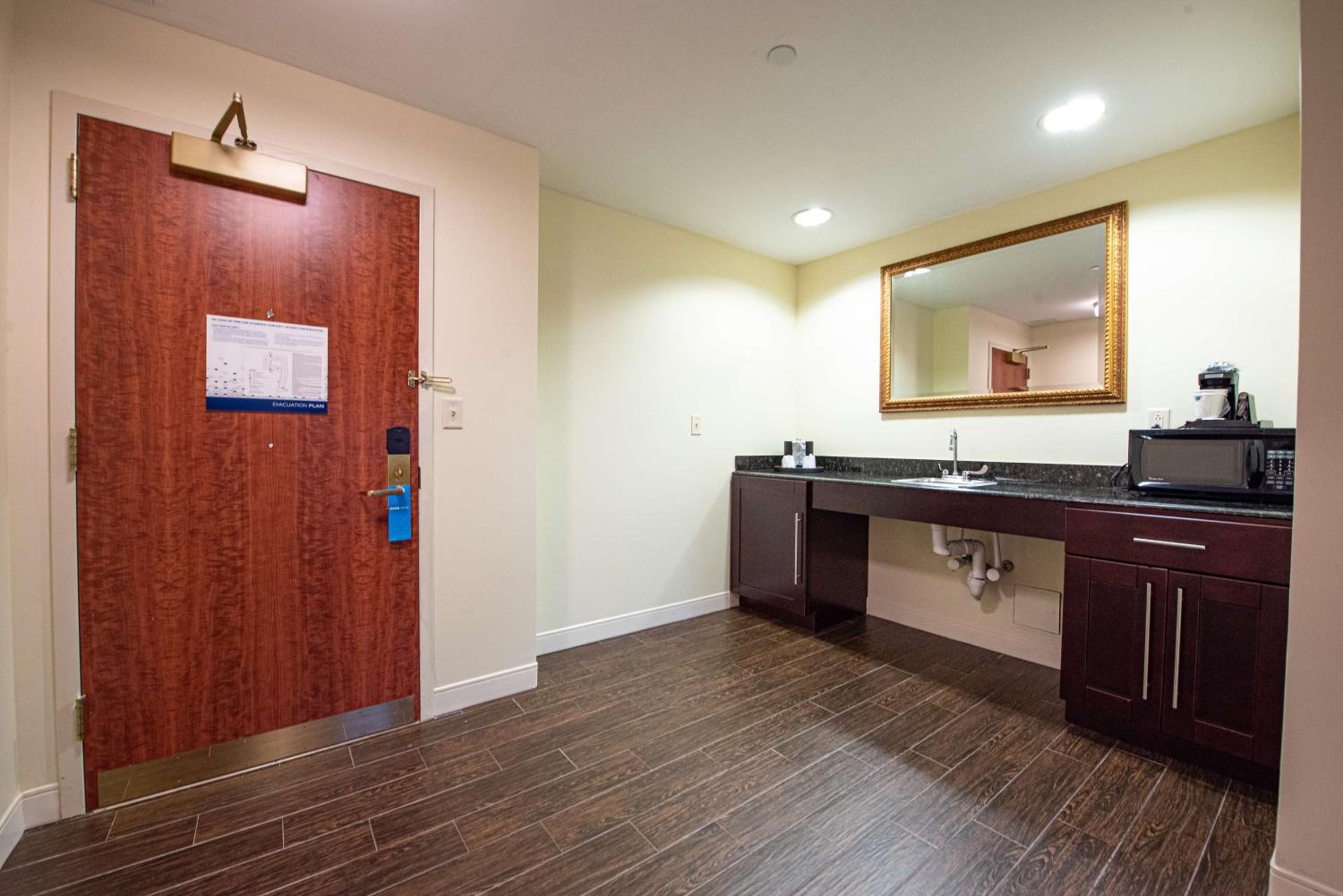 Suite with Two Queen Beds and Tub - Mobility Access/Non-Smoking - Photo 4