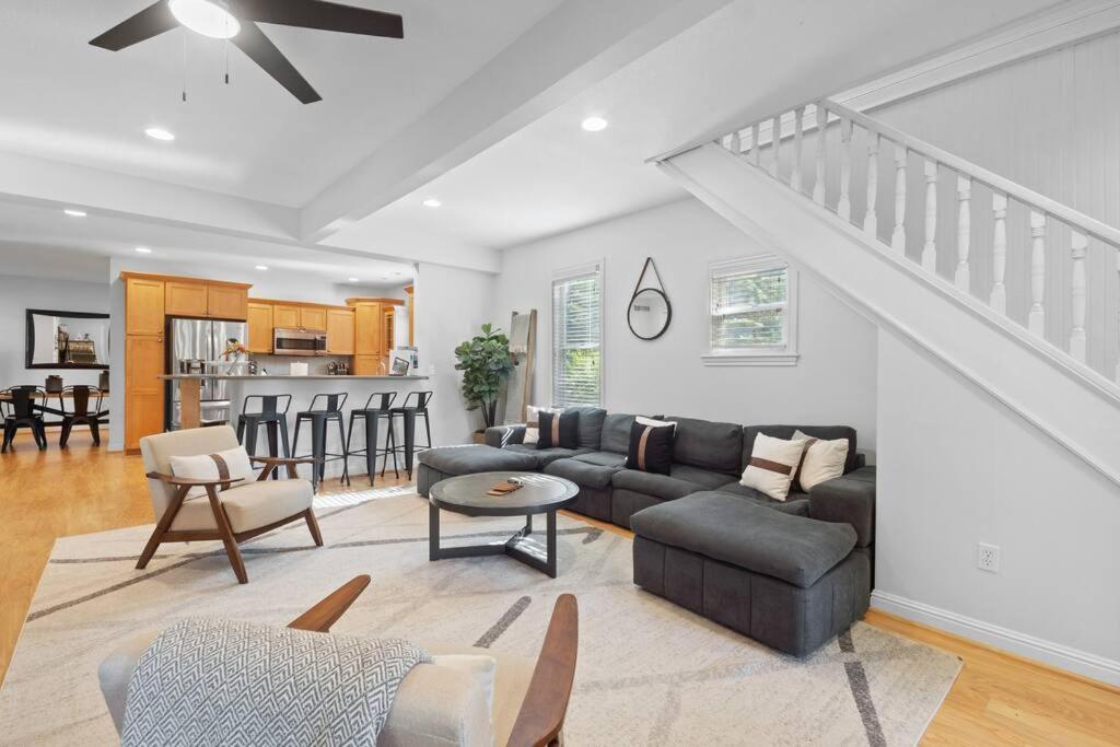 Six-Bedroom House photo 1