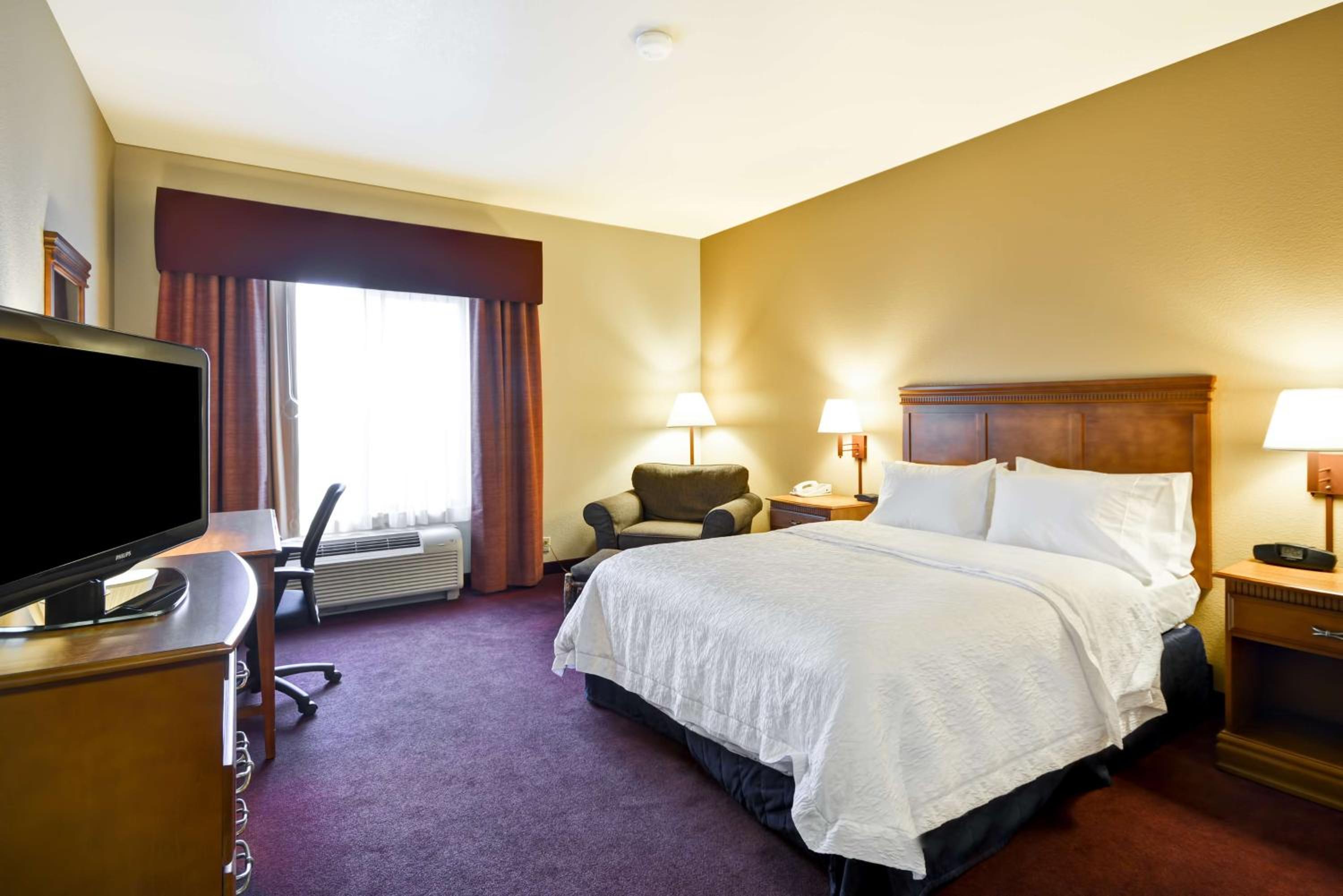 King Room with King Bed - Non-Smoking - Photo 1