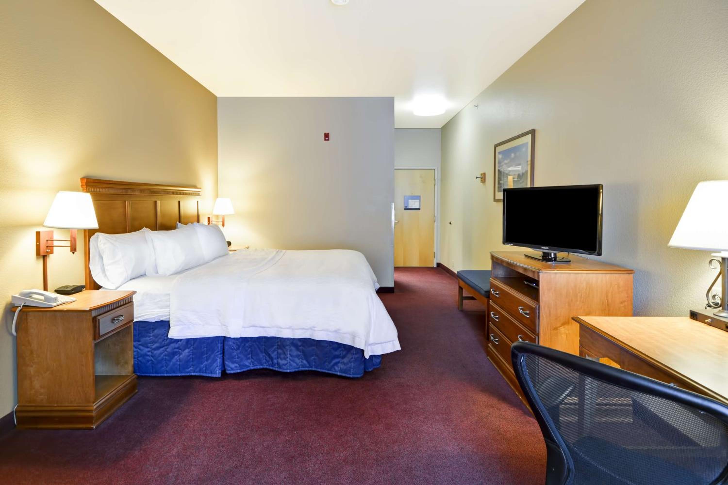 King Room with King Bed - Non-Smoking - Photo 3