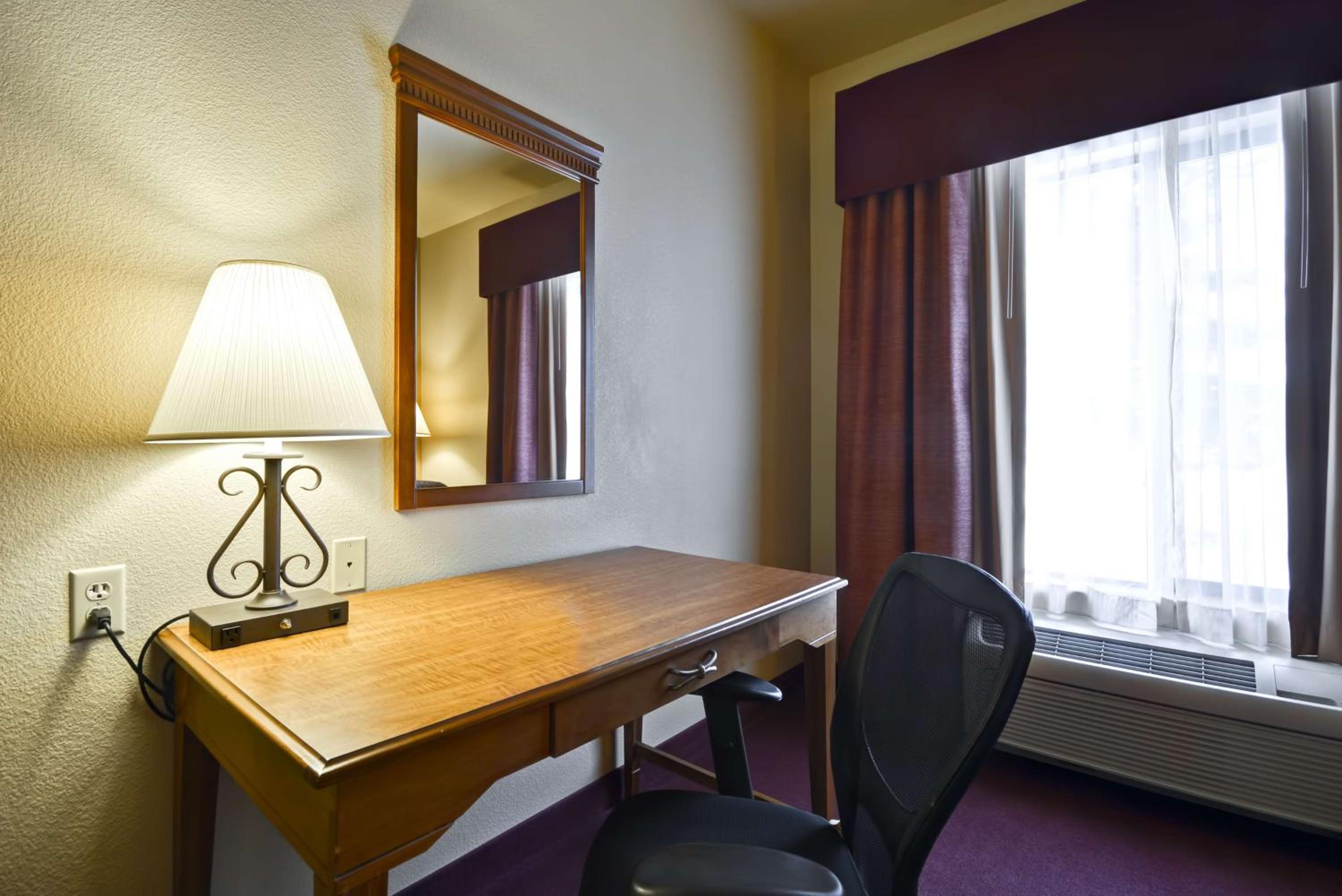 King Room with King Bed - Non-Smoking - Photo 2