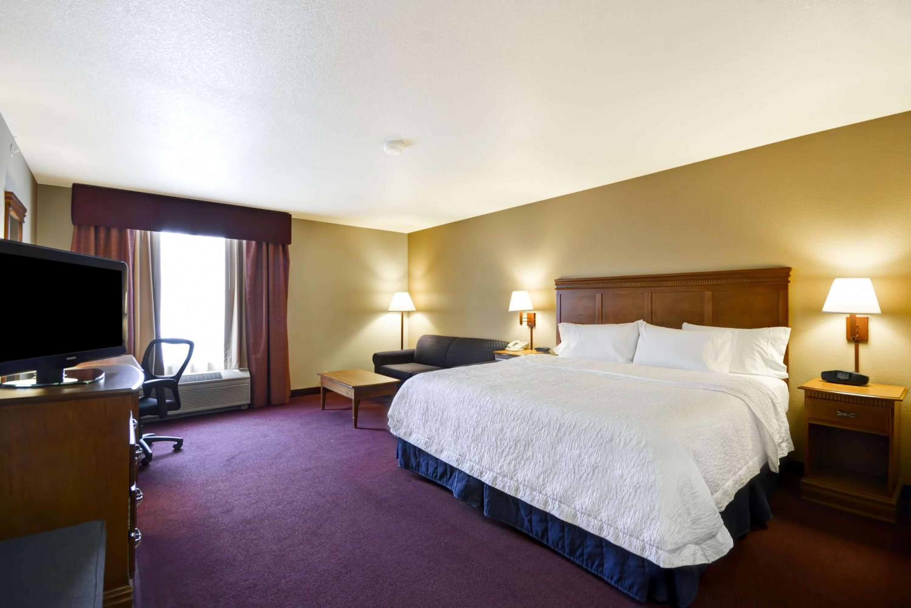 King Room with Sofa Bed and Study - Non-Smoking - Photo 3