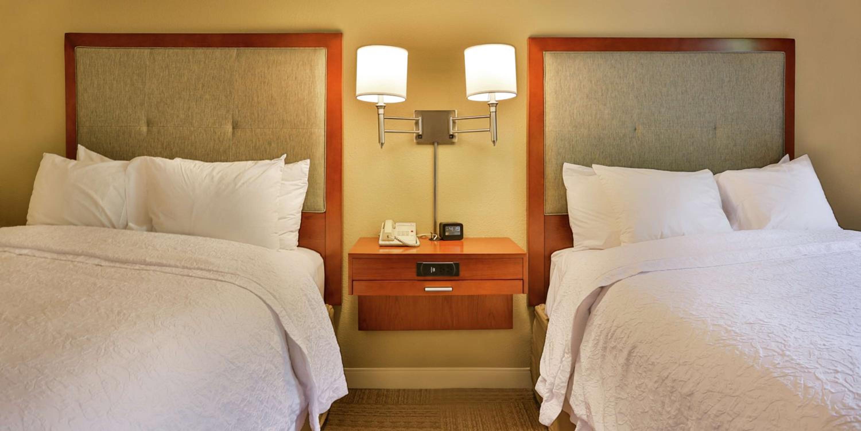 Room with Two Queen Beds - Non-Smoking - Photo 2