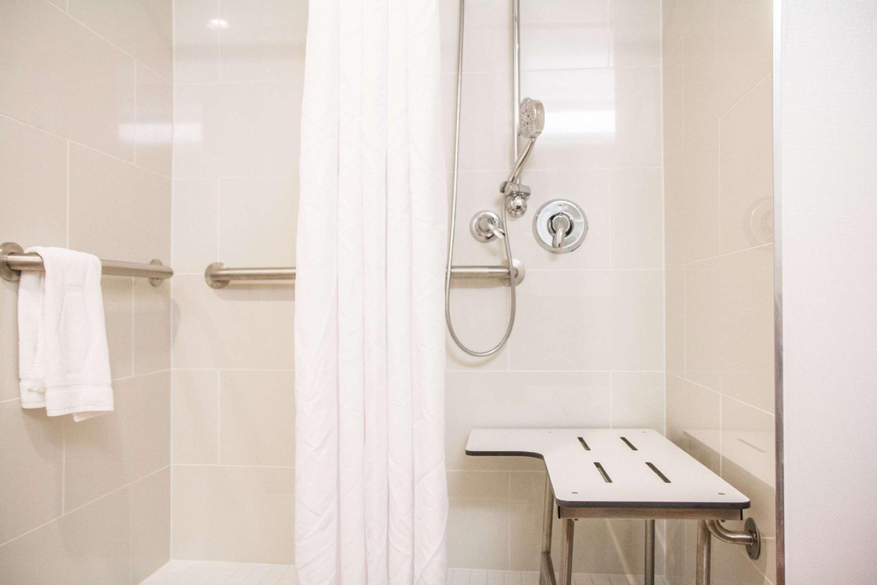 King Room with Roll-In Shower - Mobility and Hearing Access/Non-Smoking - Photo 3
