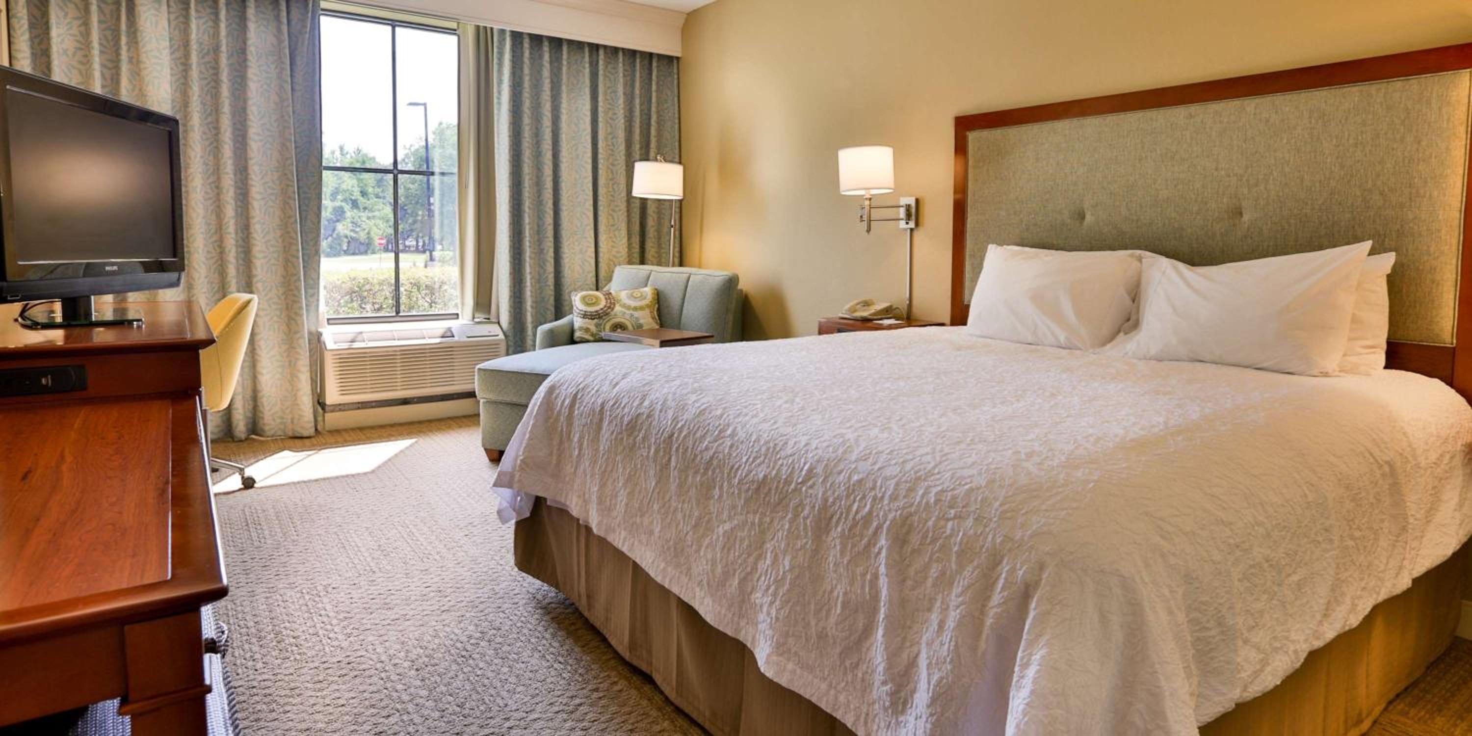 King Room with Roll-In Shower - Mobility and Hearing Access/Non-Smoking - Photo 2